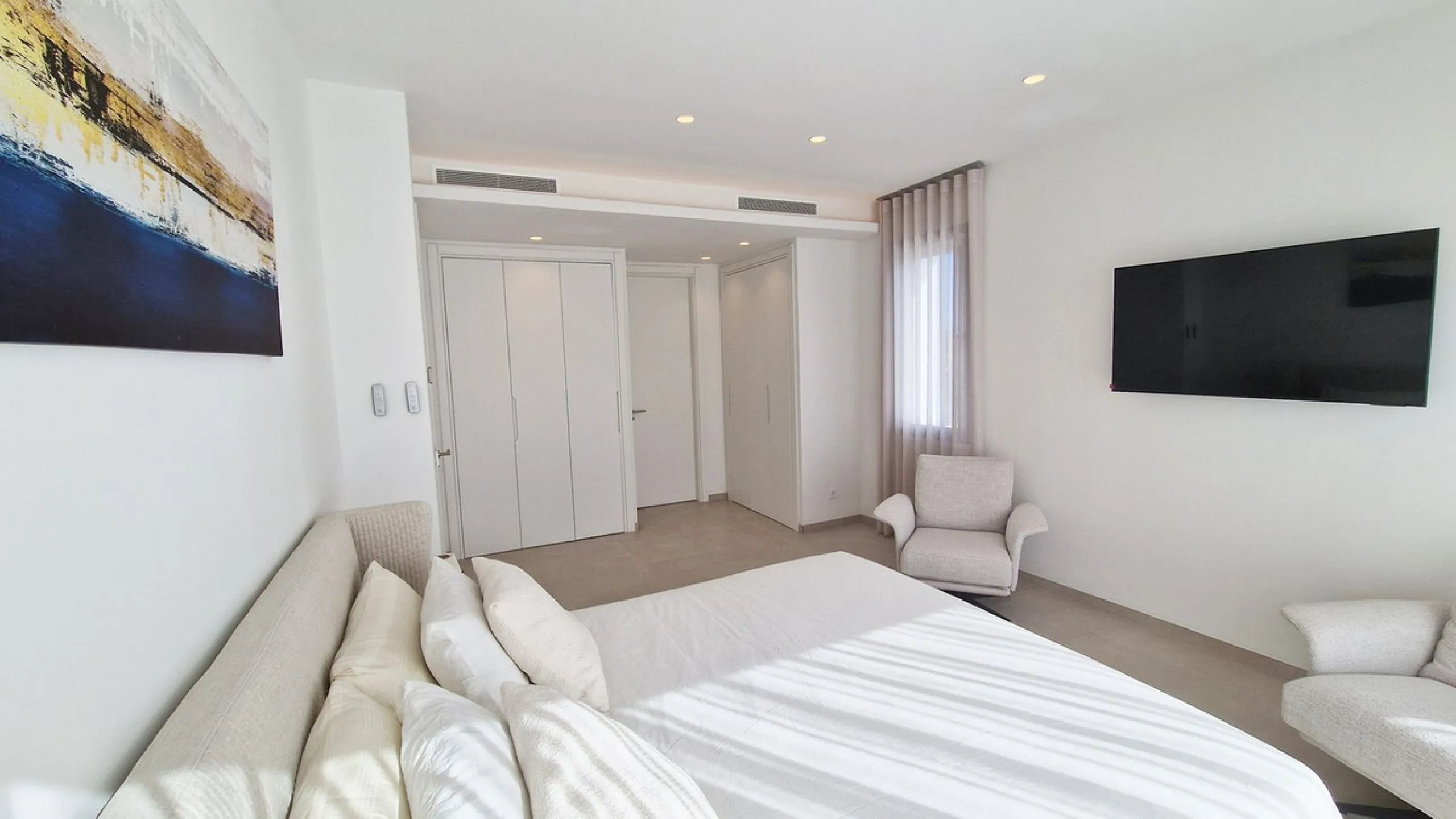 Fantastic key-ready La Cala Golf Villa for sale just a few minutes drive from La Cala golf course and beaches of Mijas Costa. The lovely village of La Cala is less than 10 minutes driving distance. This villa is built over 638 square meters. It has the or