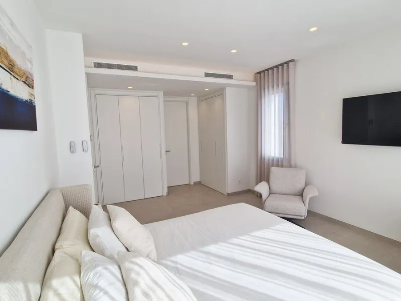Fantastic key-ready La Cala Golf Villa for sale just a few minutes drive from La Cala golf course and beaches of Mijas Costa. The lovely village of La Cala is less than 10 minutes driving distance. This villa is built over 638 square meters. It has the or