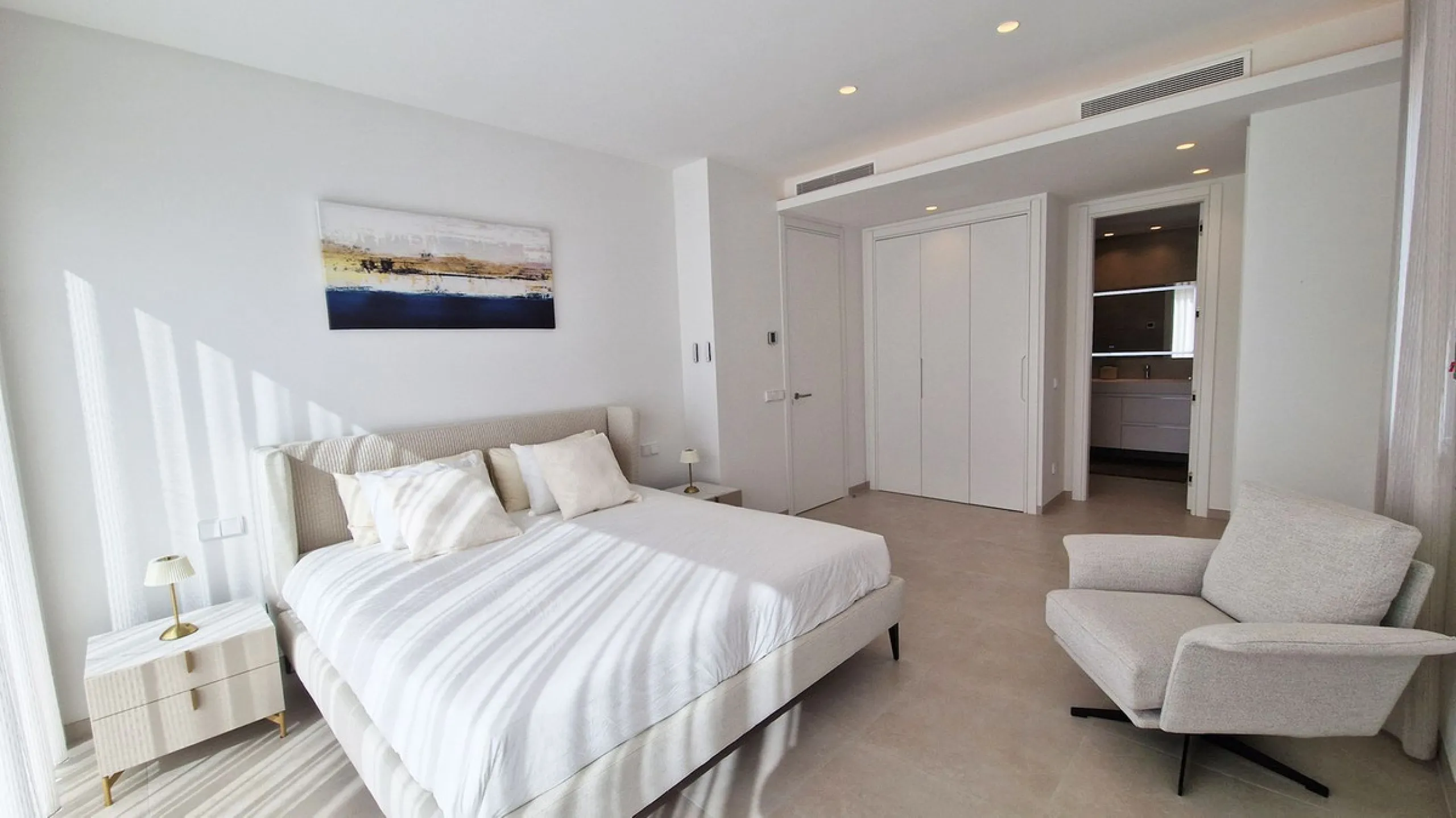 Fantastic key-ready La Cala Golf Villa for sale just a few minutes drive from La Cala golf course and beaches of Mijas Costa. The lovely village of La Cala is less than 10 minutes driving distance. This villa is built over 638 square meters. It has the or