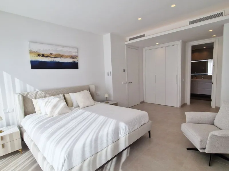Fantastic key-ready La Cala Golf Villa for sale just a few minutes drive from La Cala golf course and beaches of Mijas Costa. The lovely village of La Cala is less than 10 minutes driving distance. This villa is built over 638 square meters. It has the or