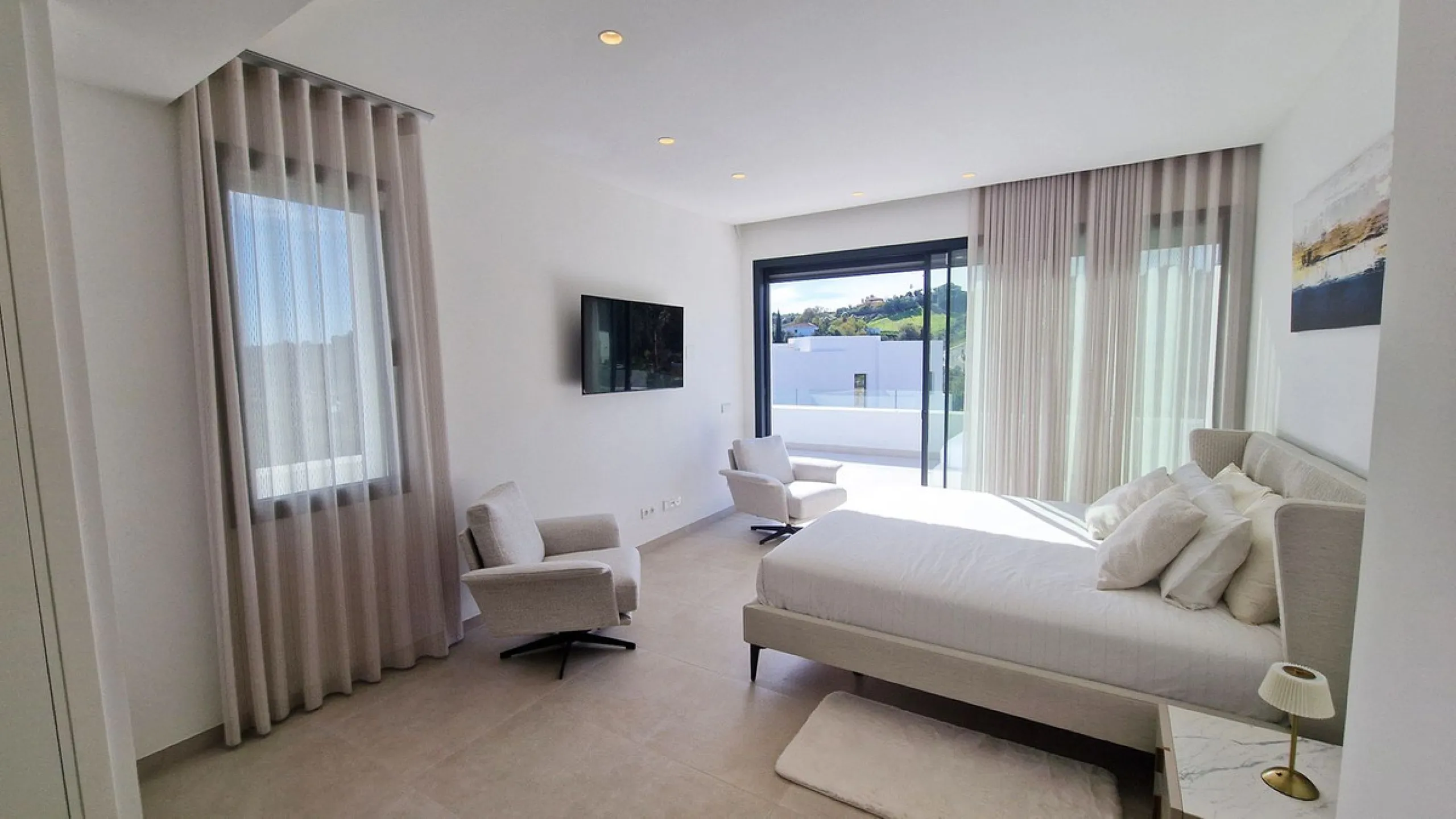 Fantastic key-ready La Cala Golf Villa for sale just a few minutes drive from La Cala golf course and beaches of Mijas Costa. The lovely village of La Cala is less than 10 minutes driving distance. This villa is built over 638 square meters. It has the or