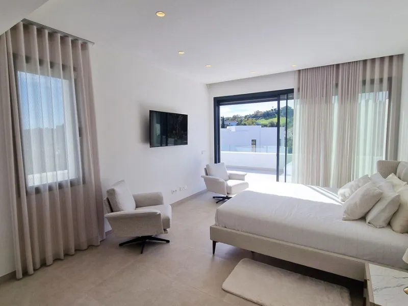 Fantastic key-ready La Cala Golf Villa for sale just a few minutes drive from La Cala golf course and beaches of Mijas Costa. The lovely village of La Cala is less than 10 minutes driving distance. This villa is built over 638 square meters. It has the or