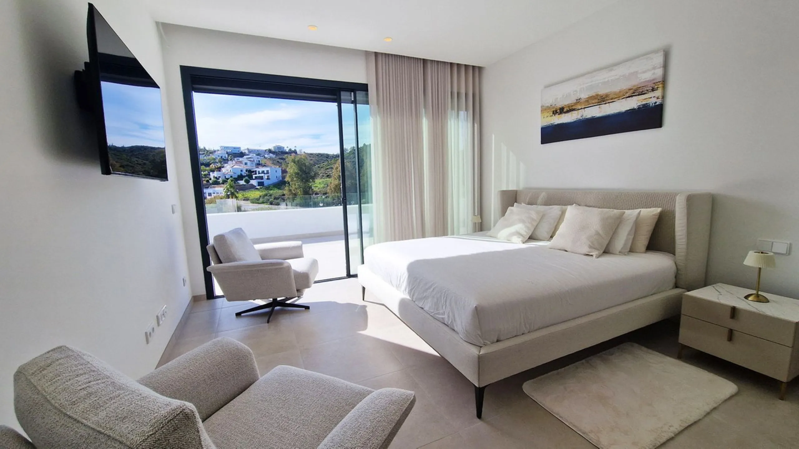 Fantastic key-ready La Cala Golf Villa for sale just a few minutes drive from La Cala golf course and beaches of Mijas Costa. The lovely village of La Cala is less than 10 minutes driving distance. This villa is built over 638 square meters. It has the or