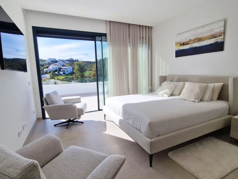 Fantastic key-ready La Cala Golf Villa for sale just a few minutes drive from La Cala golf course and beaches of Mijas Costa. The lovely village of La Cala is less than 10 minutes driving distance. This villa is built over 638 square meters. It has the or