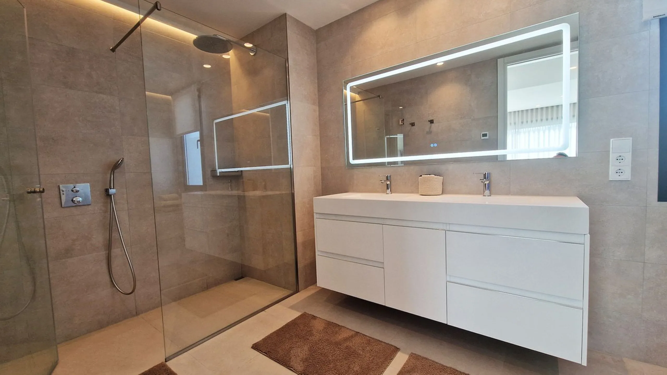 Fantastic key-ready La Cala Golf Villa for sale just a few minutes drive from La Cala golf course and beaches of Mijas Costa. The lovely village of La Cala is less than 10 minutes driving distance. This villa is built over 638 square meters. It has the or