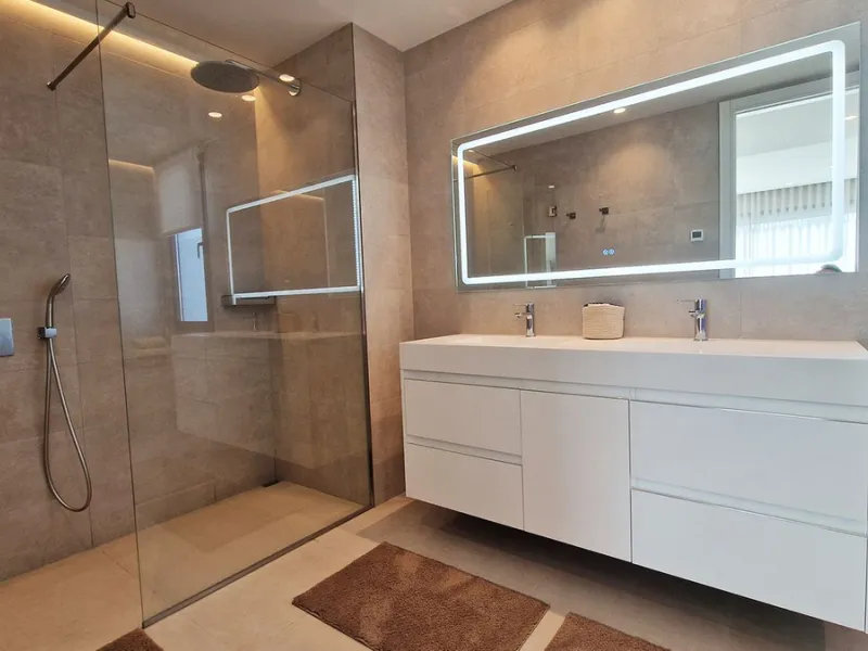 Fantastic key-ready La Cala Golf Villa for sale just a few minutes drive from La Cala golf course and beaches of Mijas Costa. The lovely village of La Cala is less than 10 minutes driving distance. This villa is built over 638 square meters. It has the or