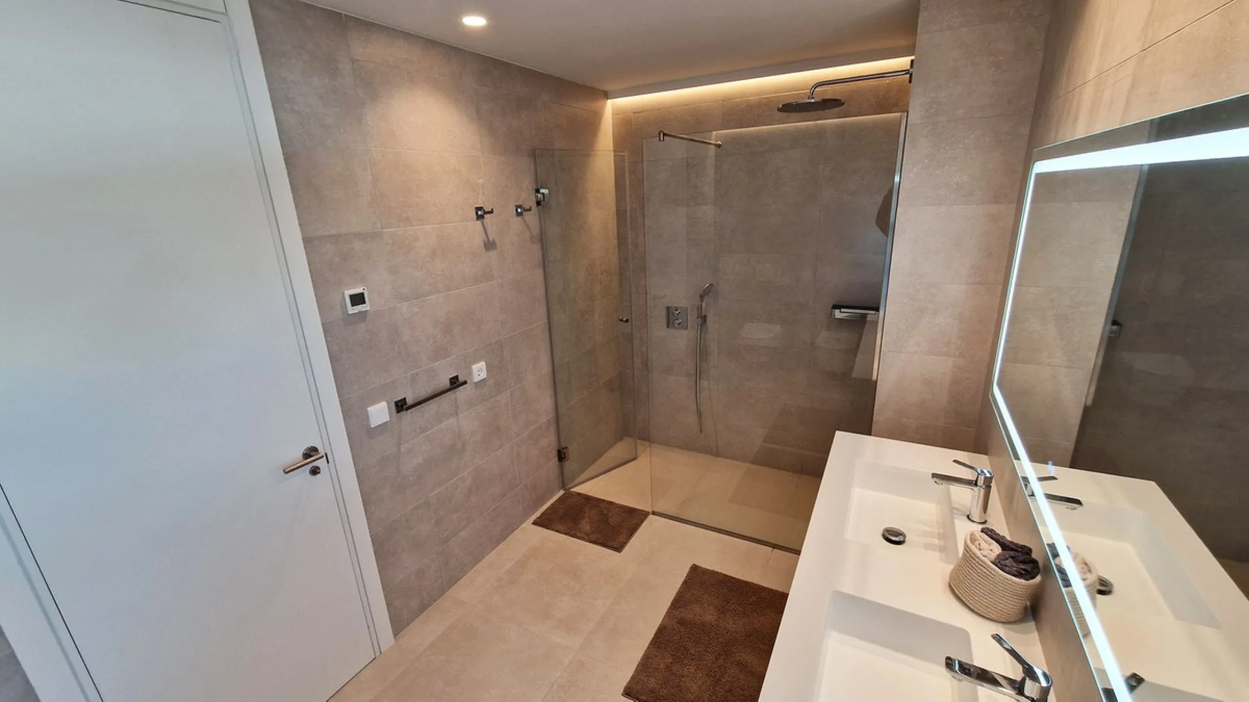Fantastic key-ready La Cala Golf Villa for sale just a few minutes drive from La Cala golf course and beaches of Mijas Costa. The lovely village of La Cala is less than 10 minutes driving distance. This villa is built over 638 square meters. It has the or