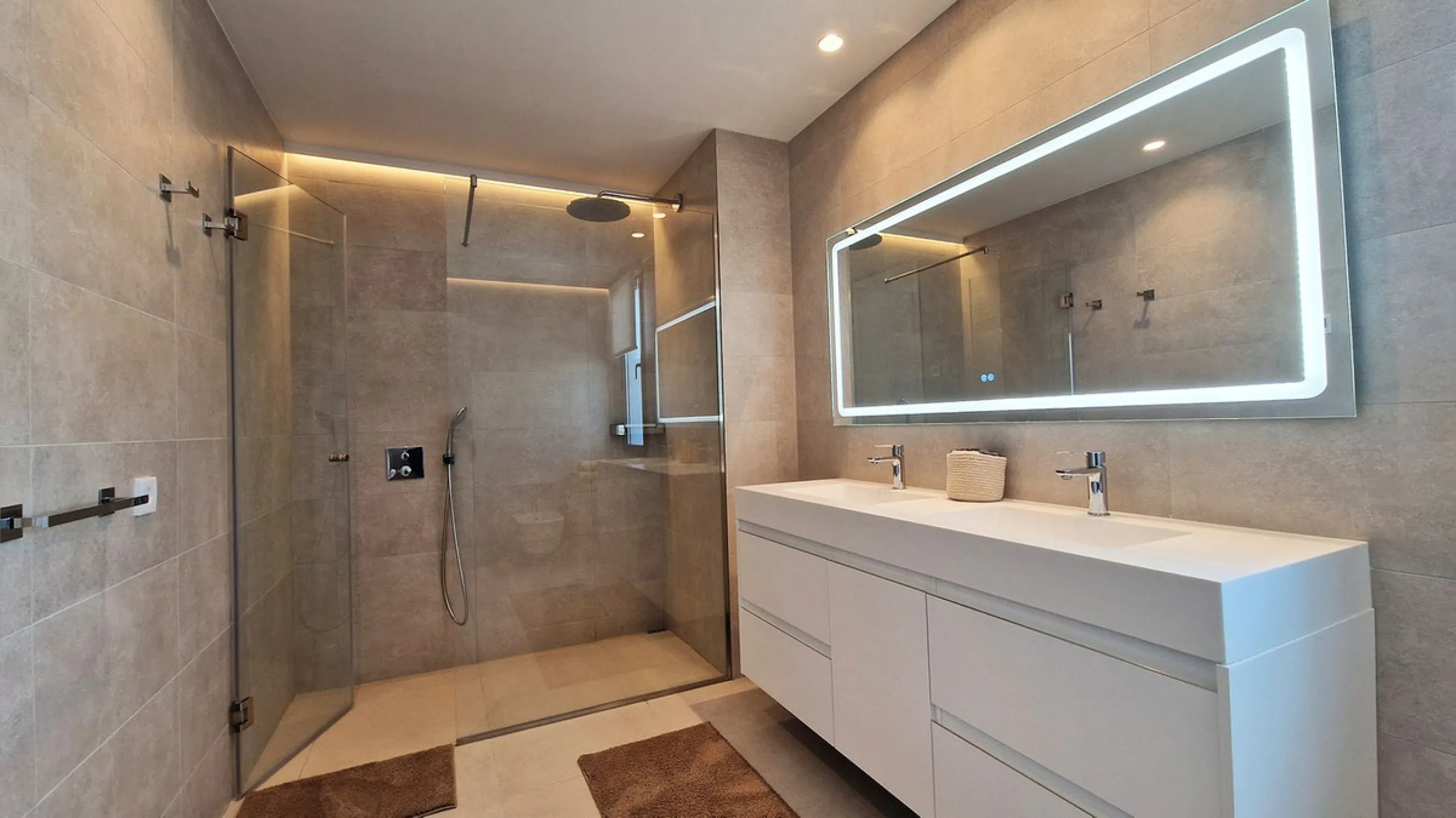 Fantastic key-ready La Cala Golf Villa for sale just a few minutes drive from La Cala golf course and beaches of Mijas Costa. The lovely village of La Cala is less than 10 minutes driving distance. This villa is built over 638 square meters. It has the or