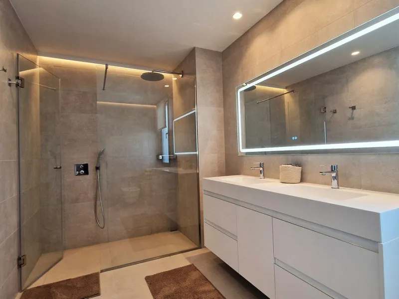 Fantastic key-ready La Cala Golf Villa for sale just a few minutes drive from La Cala golf course and beaches of Mijas Costa. The lovely village of La Cala is less than 10 minutes driving distance. This villa is built over 638 square meters. It has the or