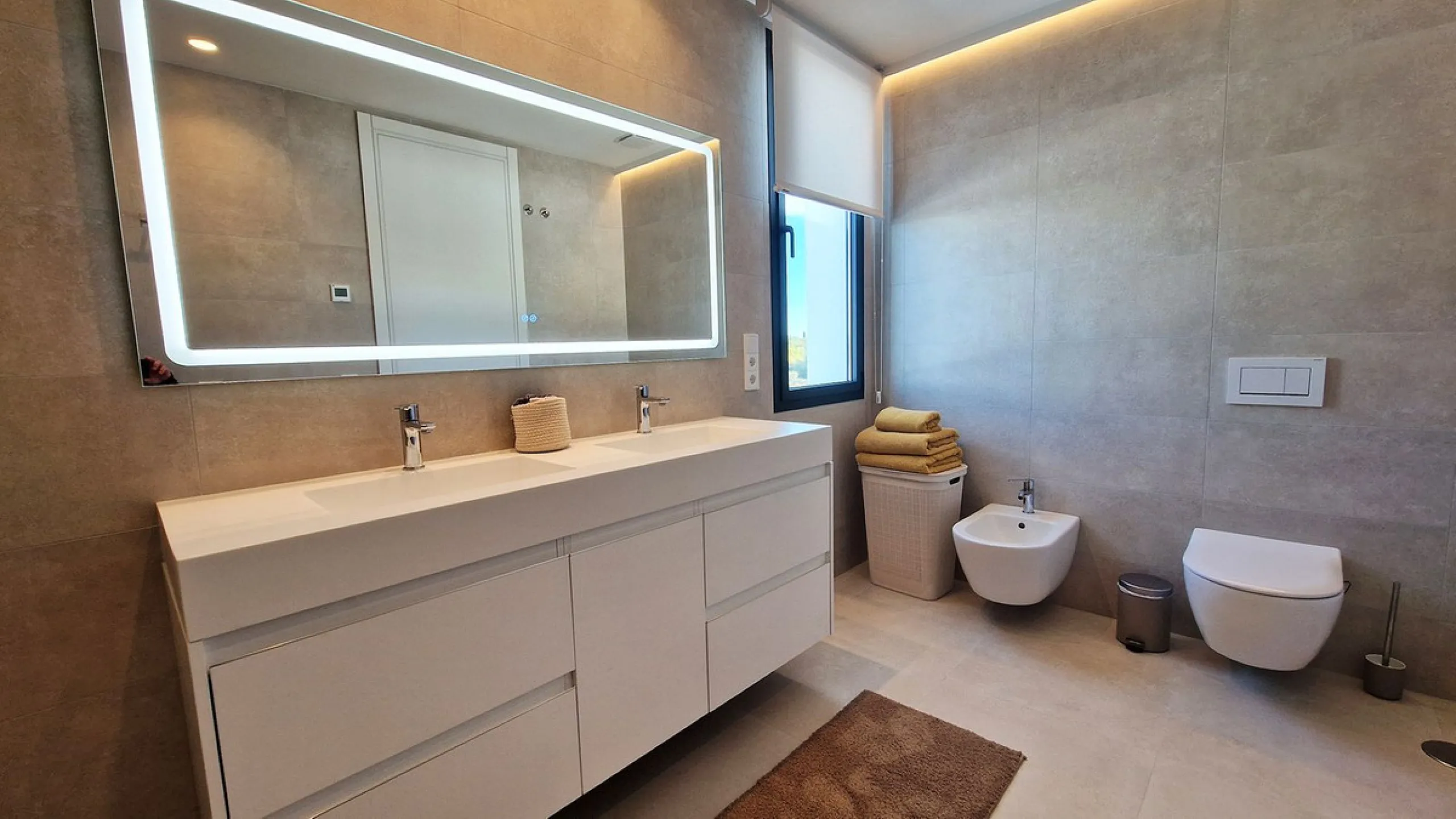 Fantastic key-ready La Cala Golf Villa for sale just a few minutes drive from La Cala golf course and beaches of Mijas Costa. The lovely village of La Cala is less than 10 minutes driving distance. This villa is built over 638 square meters. It has the or