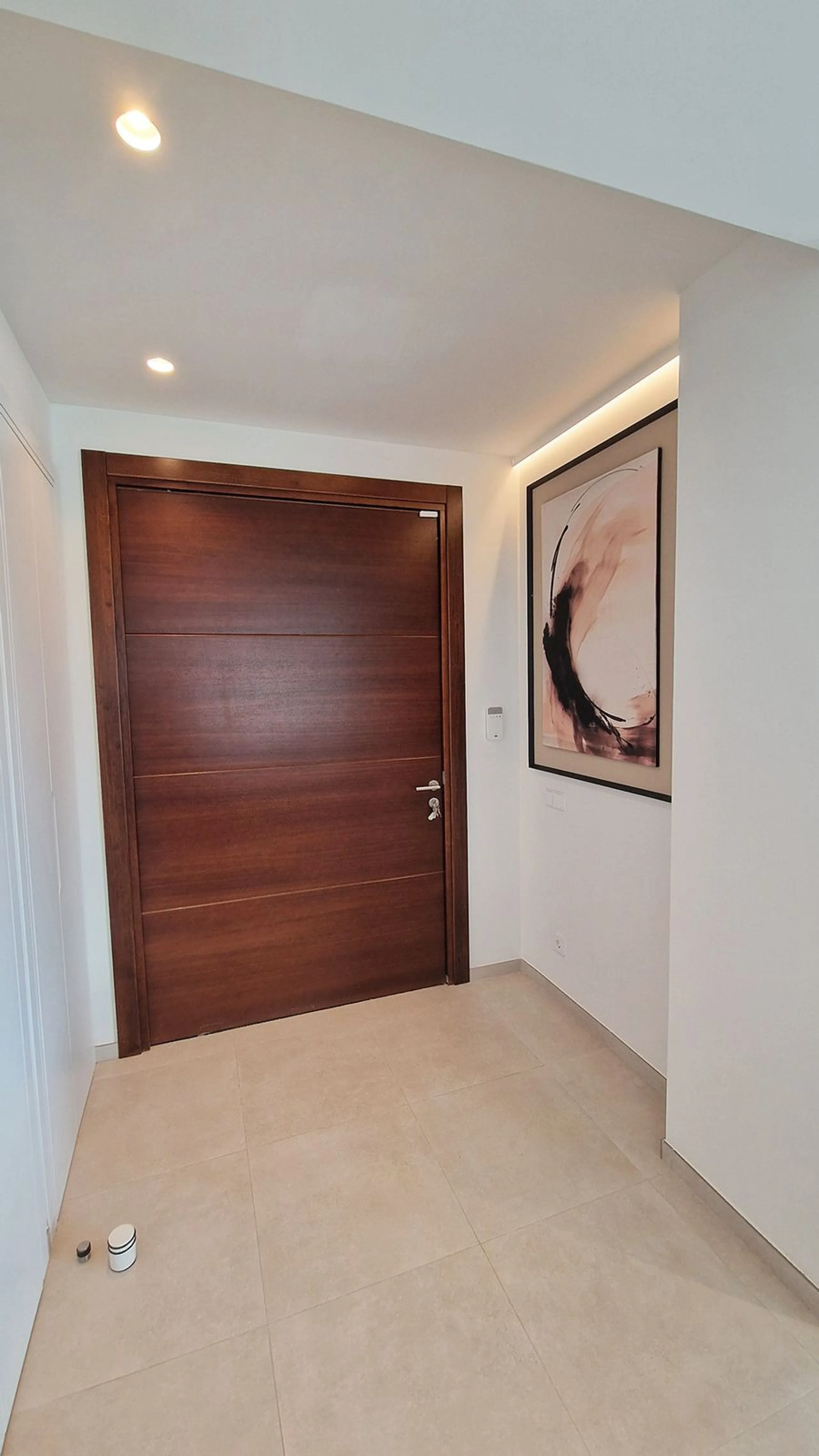 Fantastic key-ready La Cala Golf Villa for sale just a few minutes drive from La Cala golf course and beaches of Mijas Costa. The lovely village of La Cala is less than 10 minutes driving distance. This villa is built over 638 square meters. It has the or