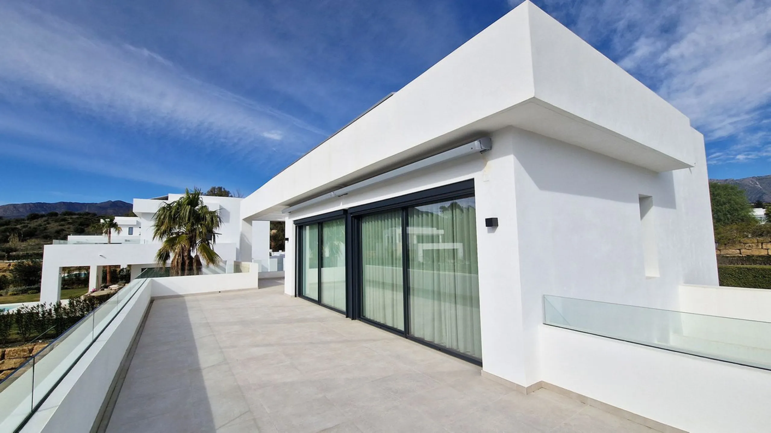 Fantastic key-ready La Cala Golf Villa for sale just a few minutes drive from La Cala golf course and beaches of Mijas Costa. The lovely village of La Cala is less than 10 minutes driving distance. This villa is built over 638 square meters. It has the or