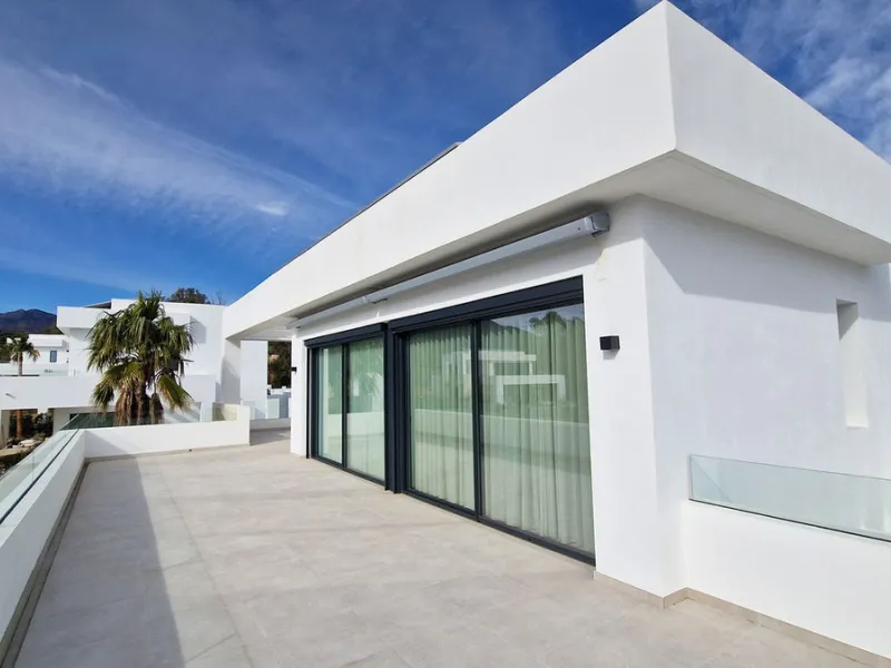 Fantastic key-ready La Cala Golf Villa for sale just a few minutes drive from La Cala golf course and beaches of Mijas Costa. The lovely village of La Cala is less than 10 minutes driving distance. This villa is built over 638 square meters. It has the or