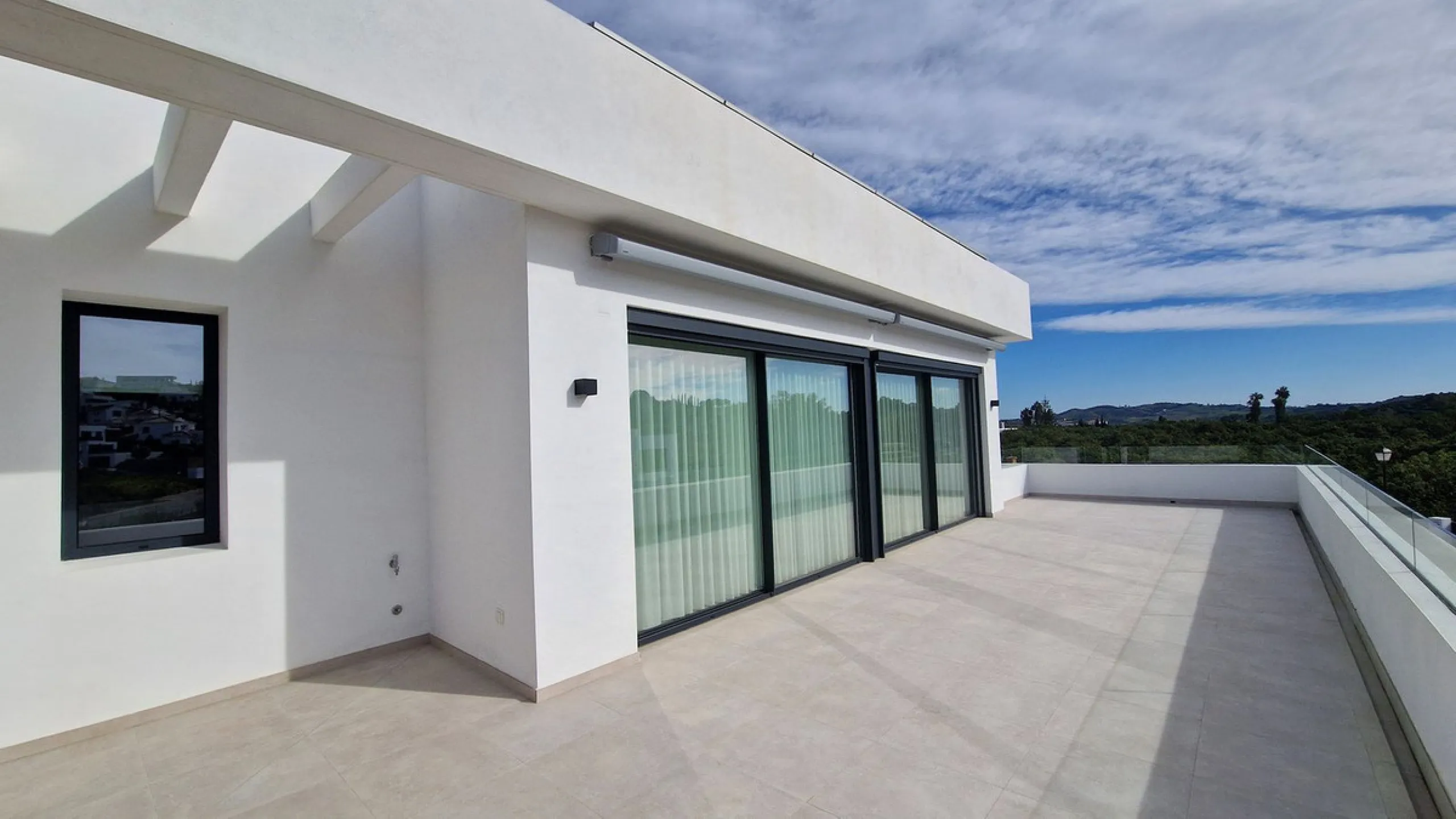 Fantastic key-ready La Cala Golf Villa for sale just a few minutes drive from La Cala golf course and beaches of Mijas Costa. The lovely village of La Cala is less than 10 minutes driving distance. This villa is built over 638 square meters. It has the or