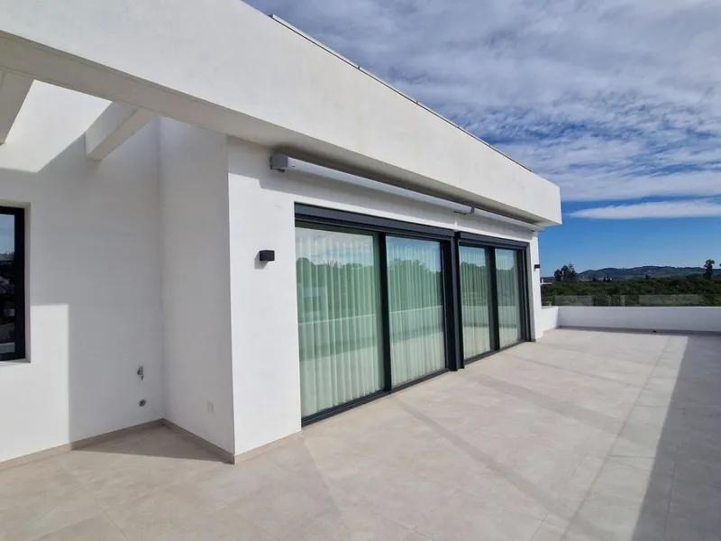 Fantastic key-ready La Cala Golf Villa for sale just a few minutes drive from La Cala golf course and beaches of Mijas Costa. The lovely village of La Cala is less than 10 minutes driving distance. This villa is built over 638 square meters. It has the or
