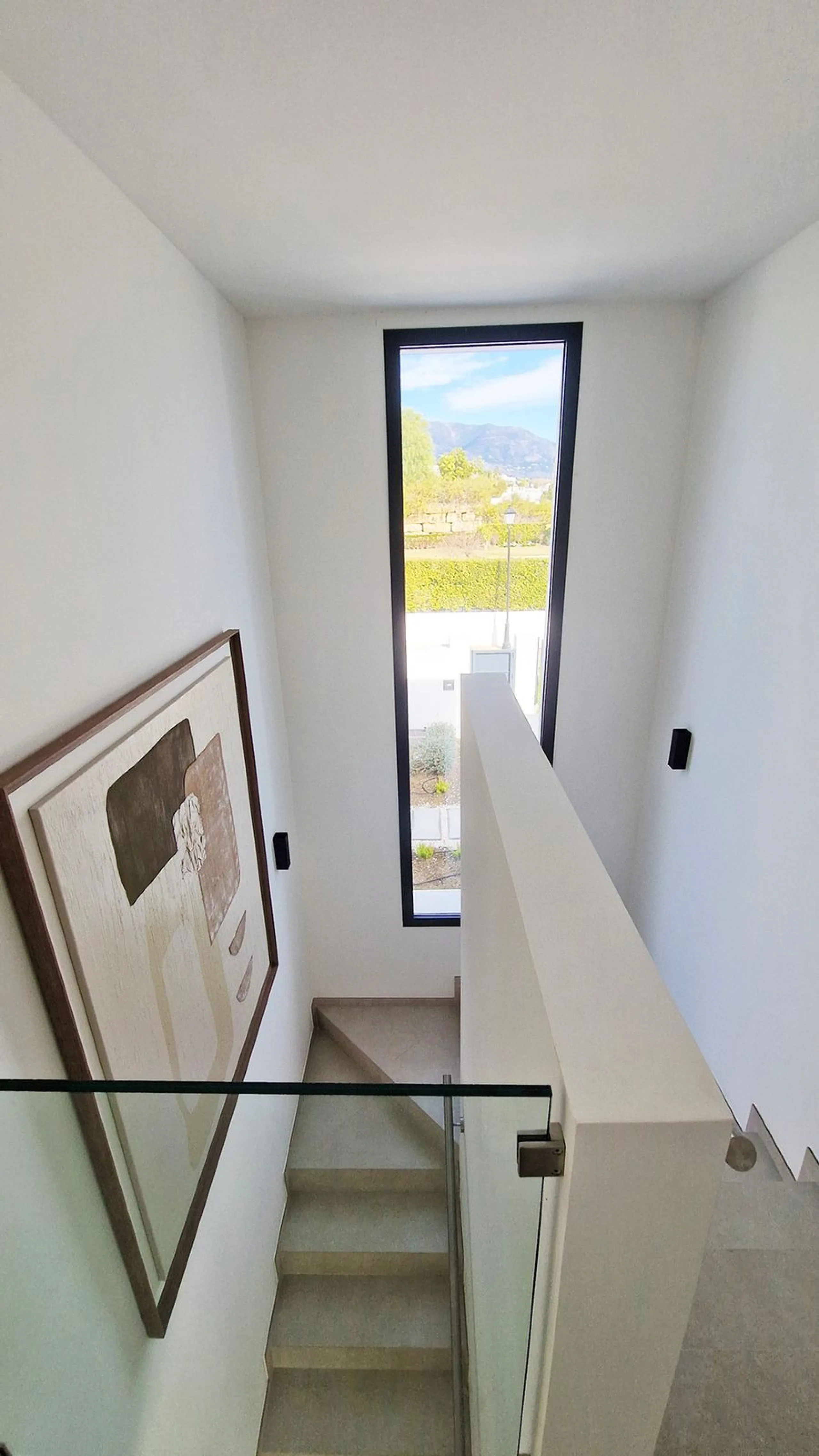 Fantastic key-ready La Cala Golf Villa for sale just a few minutes drive from La Cala golf course and beaches of Mijas Costa. The lovely village of La Cala is less than 10 minutes driving distance. This villa is built over 638 square meters. It has the or