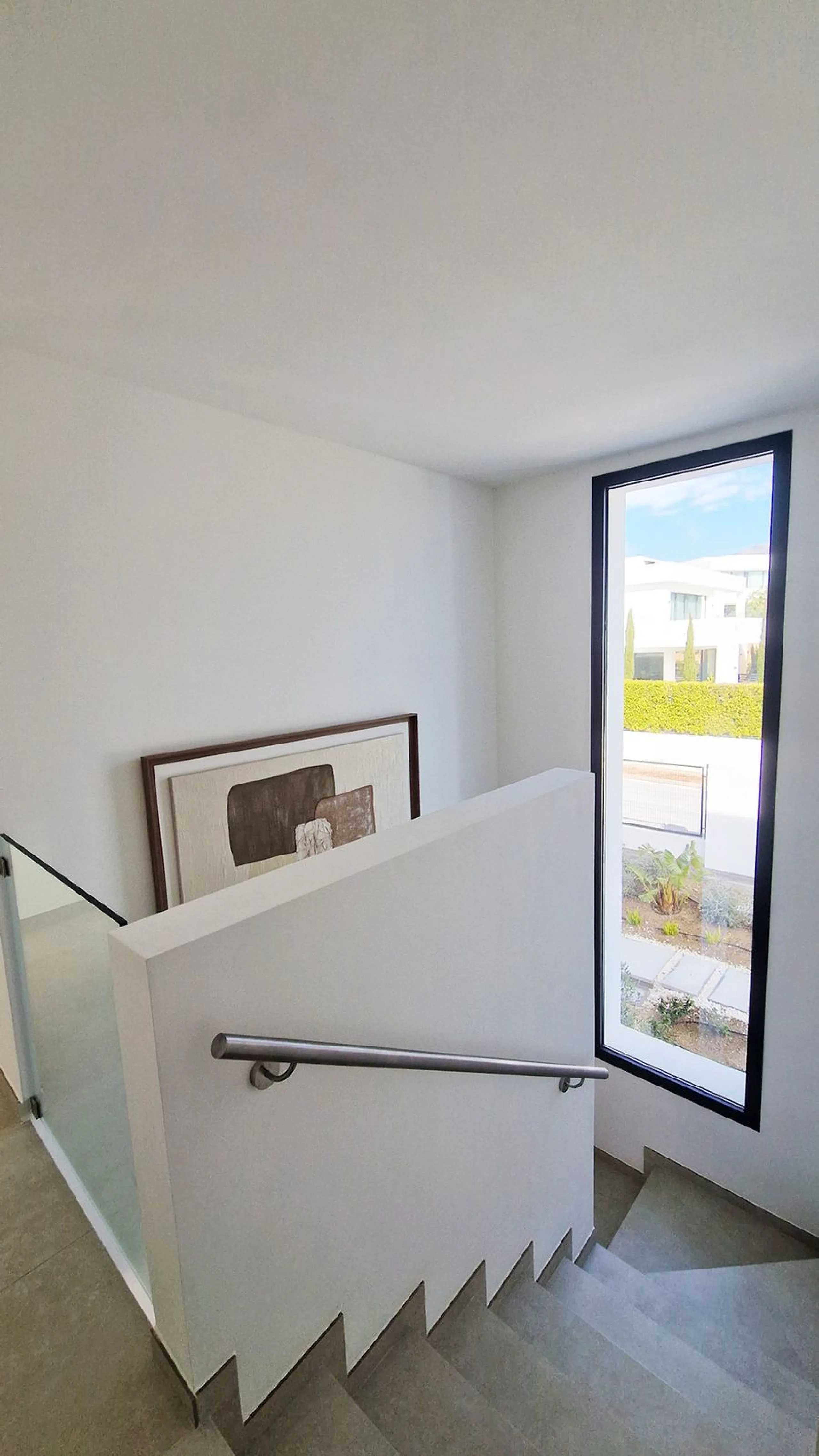 Fantastic key-ready La Cala Golf Villa for sale just a few minutes drive from La Cala golf course and beaches of Mijas Costa. The lovely village of La Cala is less than 10 minutes driving distance. This villa is built over 638 square meters. It has the or