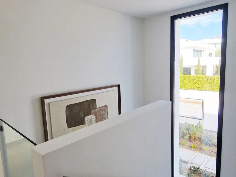 Fantastic key-ready La Cala Golf Villa for sale just a few minutes drive from La Cala golf course and beaches of Mijas Costa. The lovely village of La Cala is less than 10 minutes driving distance. This villa is built over 638 square meters. It has the or