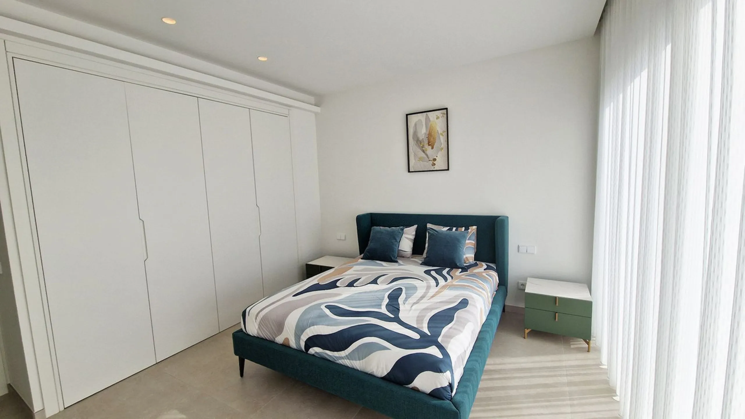 Fantastic key-ready La Cala Golf Villa for sale just a few minutes drive from La Cala golf course and beaches of Mijas Costa. The lovely village of La Cala is less than 10 minutes driving distance. This villa is built over 638 square meters. It has the or