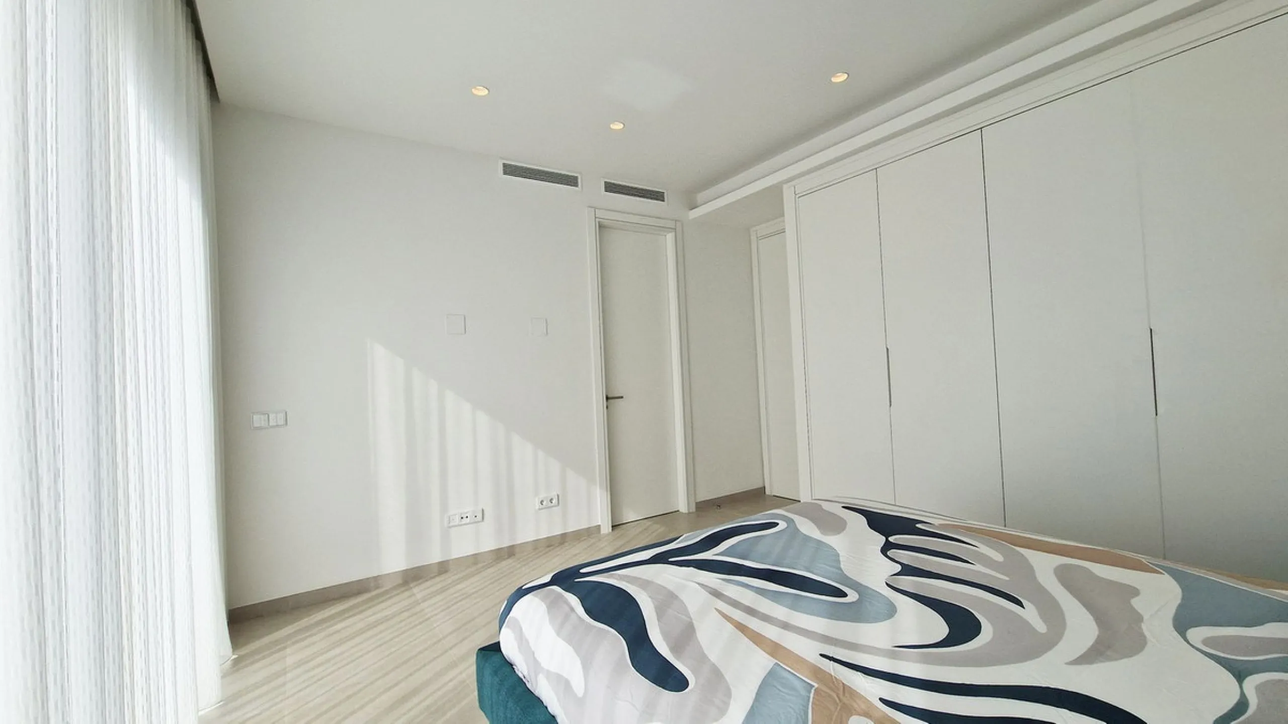 Fantastic key-ready La Cala Golf Villa for sale just a few minutes drive from La Cala golf course and beaches of Mijas Costa. The lovely village of La Cala is less than 10 minutes driving distance. This villa is built over 638 square meters. It has the or
