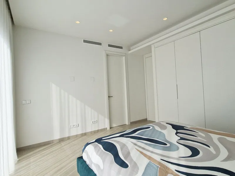 Fantastic key-ready La Cala Golf Villa for sale just a few minutes drive from La Cala golf course and beaches of Mijas Costa. The lovely village of La Cala is less than 10 minutes driving distance. This villa is built over 638 square meters. It has the or