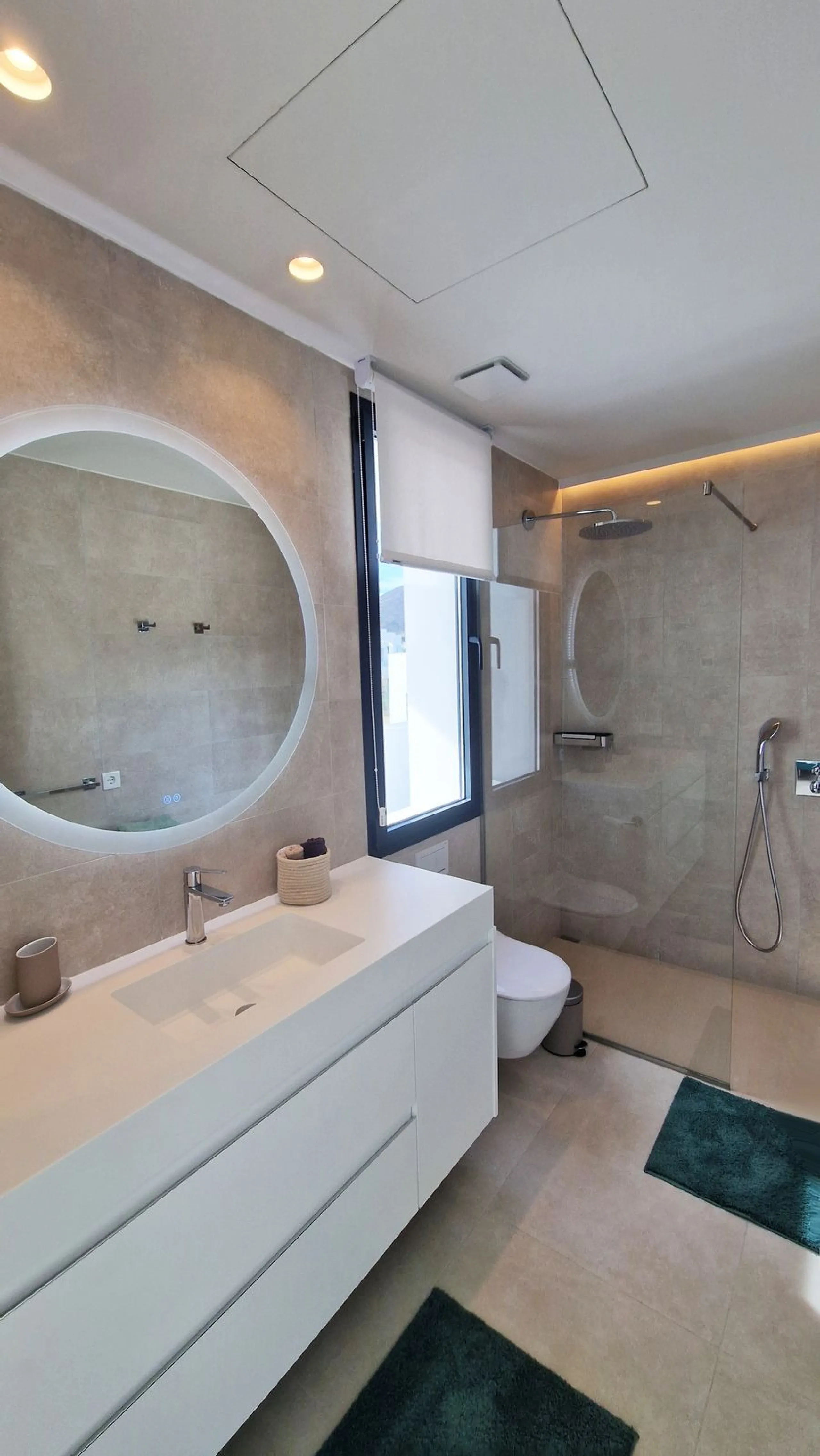 Fantastic key-ready La Cala Golf Villa for sale just a few minutes drive from La Cala golf course and beaches of Mijas Costa. The lovely village of La Cala is less than 10 minutes driving distance. This villa is built over 638 square meters. It has the or