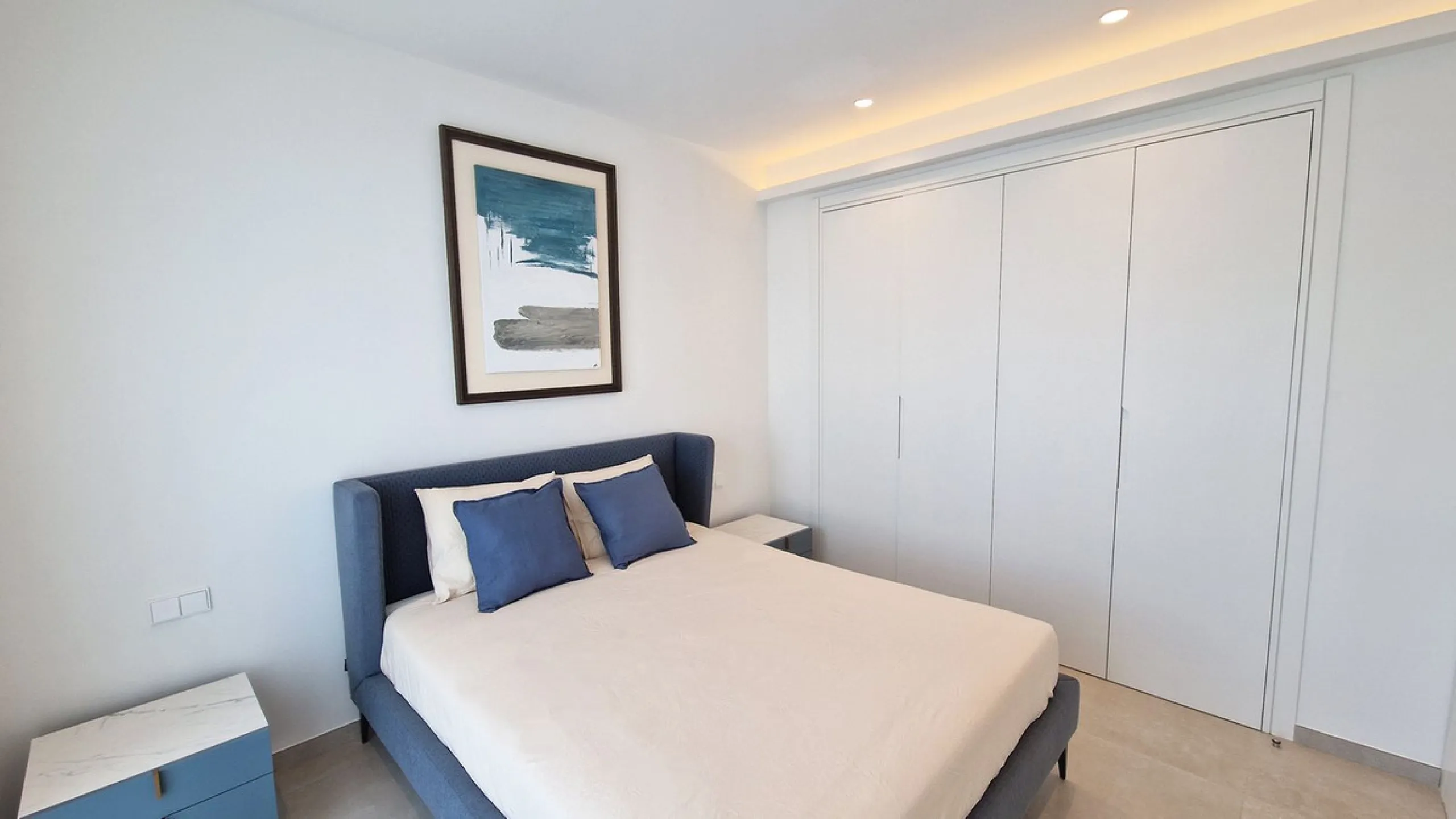 Fantastic key-ready La Cala Golf Villa for sale just a few minutes drive from La Cala golf course and beaches of Mijas Costa. The lovely village of La Cala is less than 10 minutes driving distance. This villa is built over 638 square meters. It has the or