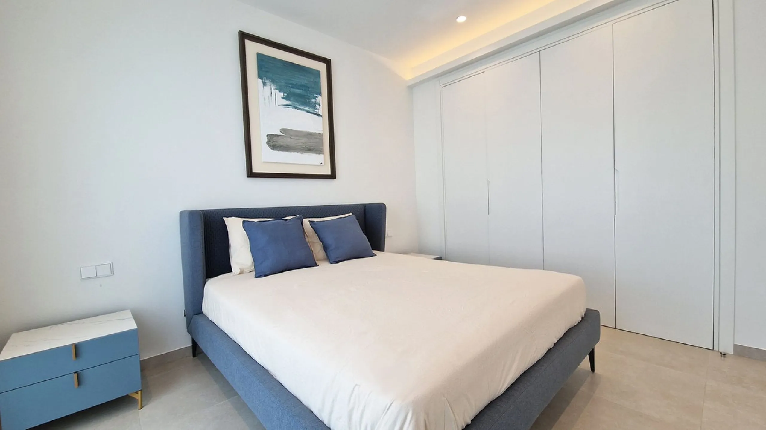 Fantastic key-ready La Cala Golf Villa for sale just a few minutes drive from La Cala golf course and beaches of Mijas Costa. The lovely village of La Cala is less than 10 minutes driving distance. This villa is built over 638 square meters. It has the or