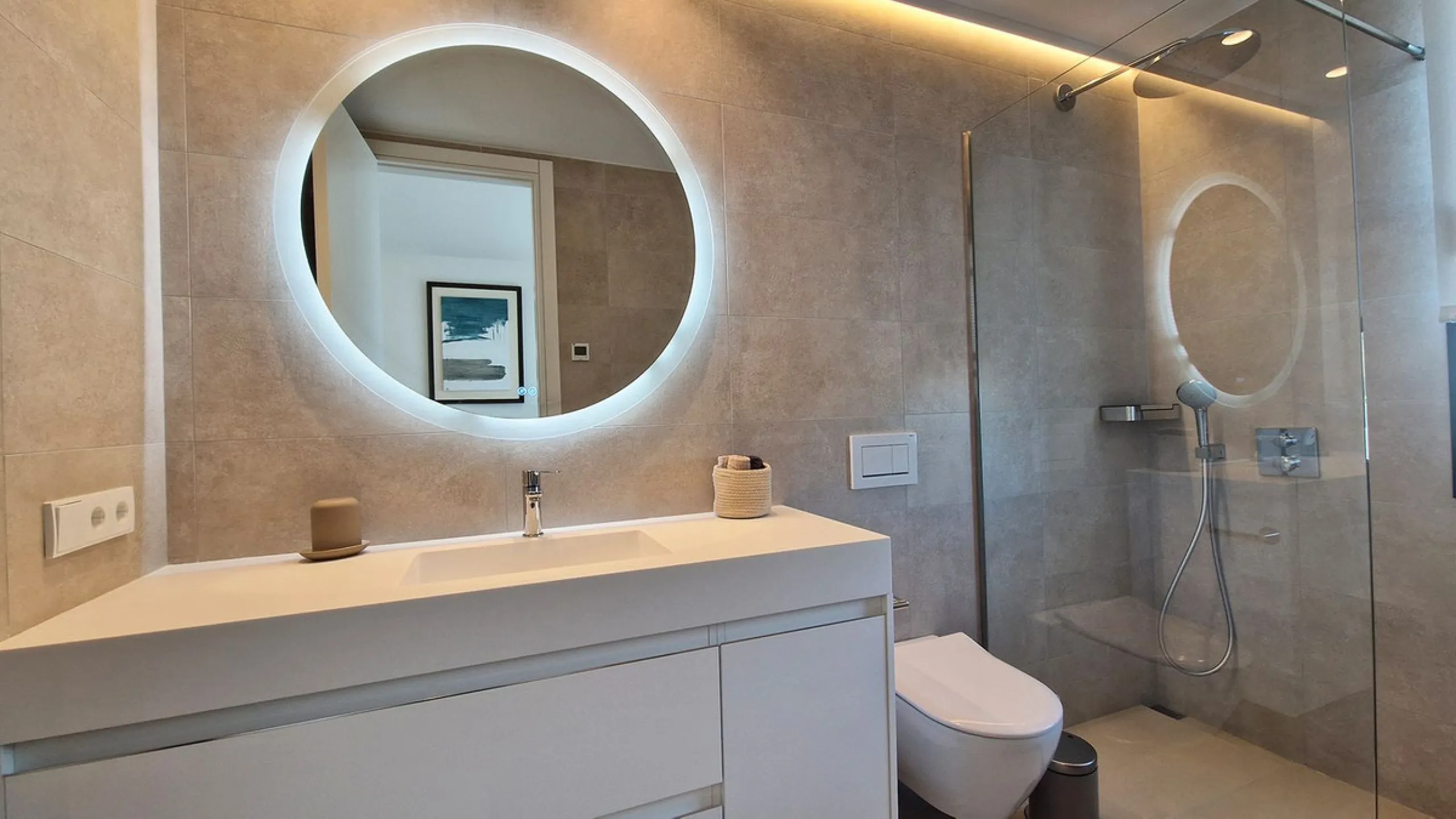 Fantastic key-ready La Cala Golf Villa for sale just a few minutes drive from La Cala golf course and beaches of Mijas Costa. The lovely village of La Cala is less than 10 minutes driving distance. This villa is built over 638 square meters. It has the or