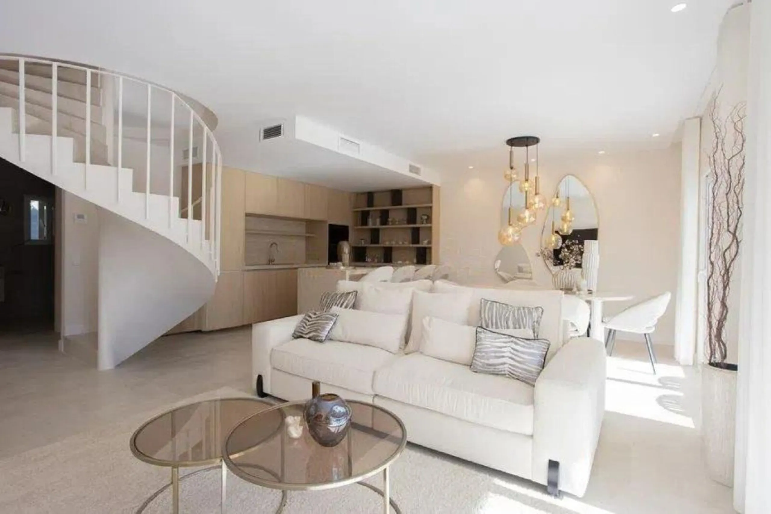 Apartment - Penthouse Duplex в продаже в Marbella, Málaga. В доме 4 спален и 3 ванных комнат. Площадь дома 170 м²