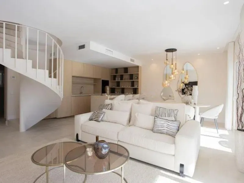 Located in the heart of Nueva Andalucía, we present this duplex penthouse with excellent quality and a contemporary style that fits perfectly with its exclusive residential surroundings, one of the most sought-after areas of Marbella.