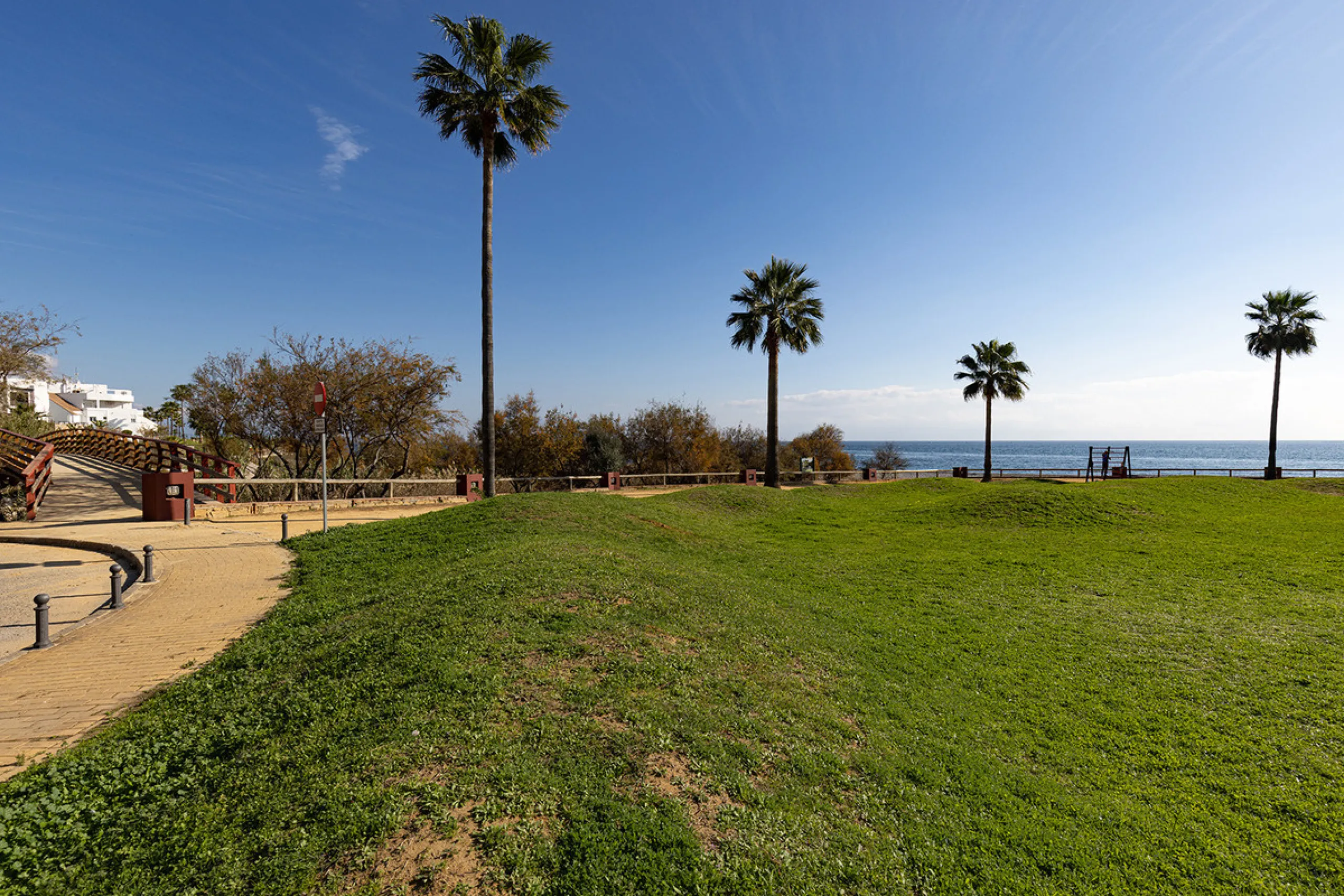 Wake up to breathtaking sea views from this exceptional 3-bedroom, 2-bathroom ground floor apartment set within one of the most prestigious frontline beach urbanisations in Casares Costa. With a spacious terrace overlooking beautifully landscaped gardens 