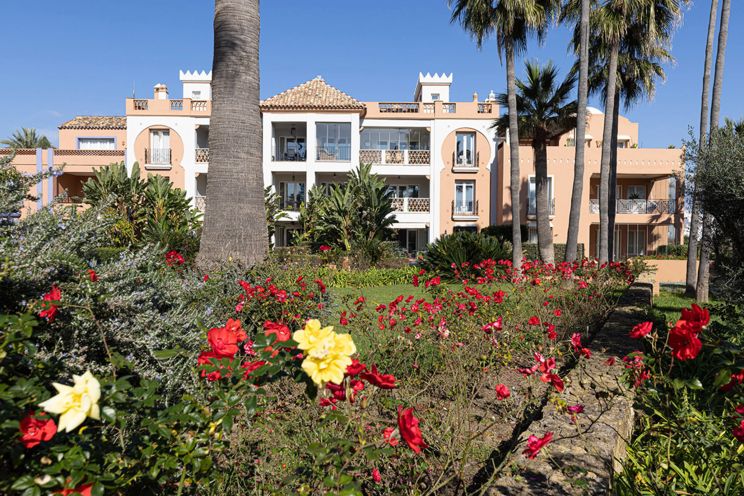 Wake up to breathtaking sea views from this exceptional 3-bedroom, 2-bathroom ground floor apartment set within one of the most prestigious frontline beach urbanisations in Casares Costa. With a spacious terrace overlooking beautifully landscaped gardens 