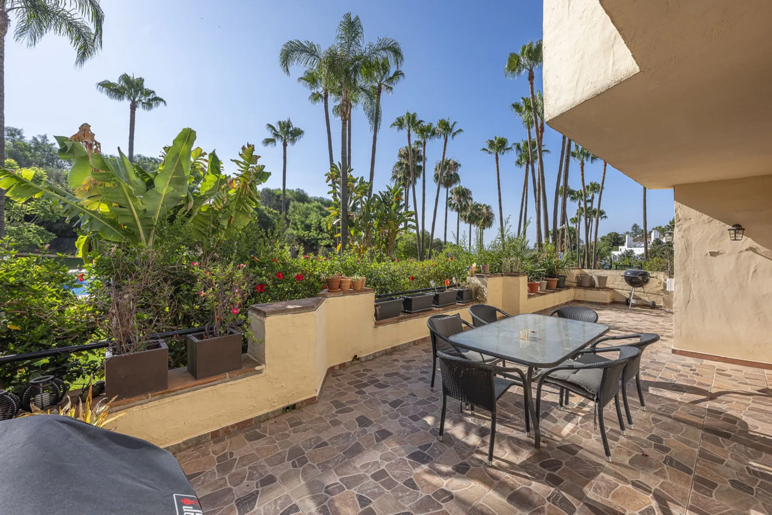 Apartment - Ground Floor Apartment в продаже в Marbella, Málaga. В доме 3 спален и 3 ванных комнат. Площадь дома 216 м²