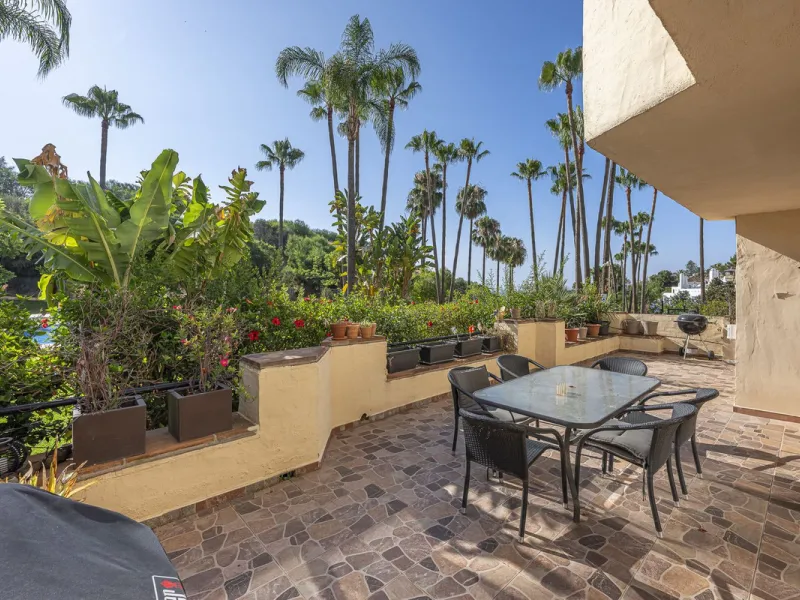 Apartment - Ground Floor Apartment в продаже в Marbella, Málaga. В доме 3 спален и 3 ванных комнат. Площадь дома 216 м²
