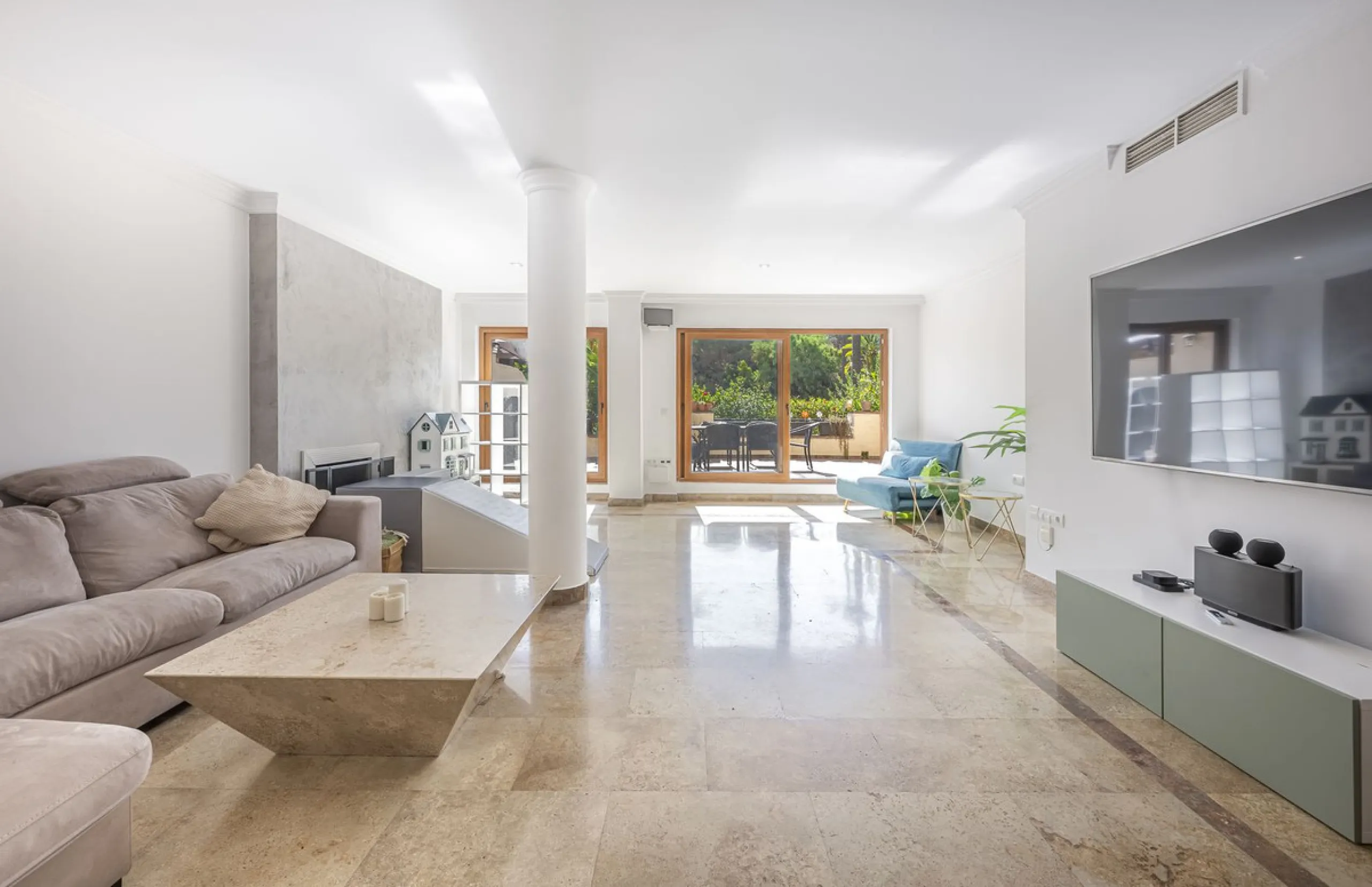 Apartment - Ground Floor Apartment в продаже в Marbella, Málaga. В доме 3 спален и 3 ванных комнат. Площадь дома 216 м²