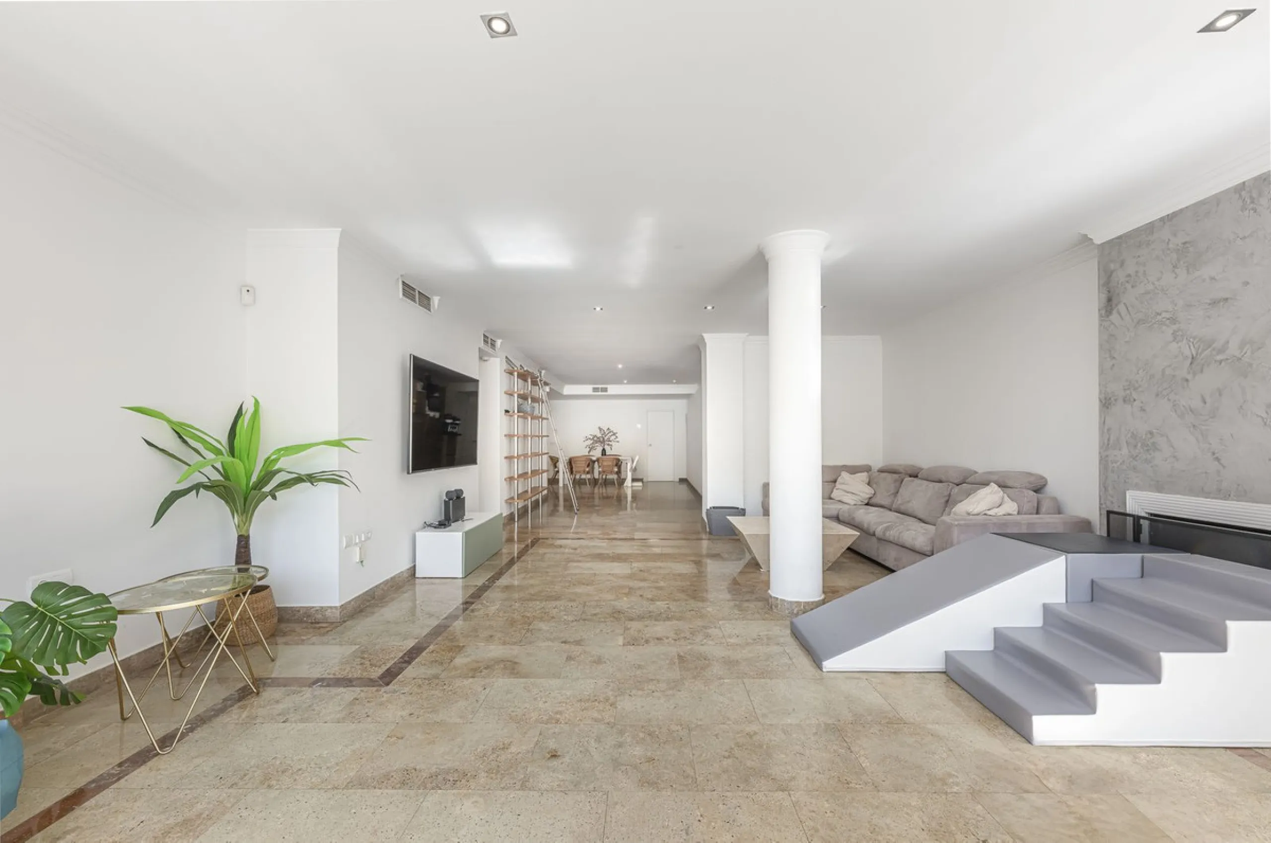 Apartment - Ground Floor Apartment в продаже в Marbella, Málaga. В доме 3 спален и 3 ванных комнат. Площадь дома 216 м²