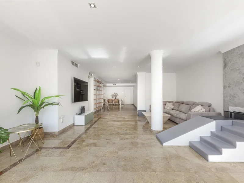 Apartment - Ground Floor Apartment в продаже в Marbella, Málaga. В доме 3 спален и 3 ванных комнат. Площадь дома 216 м²