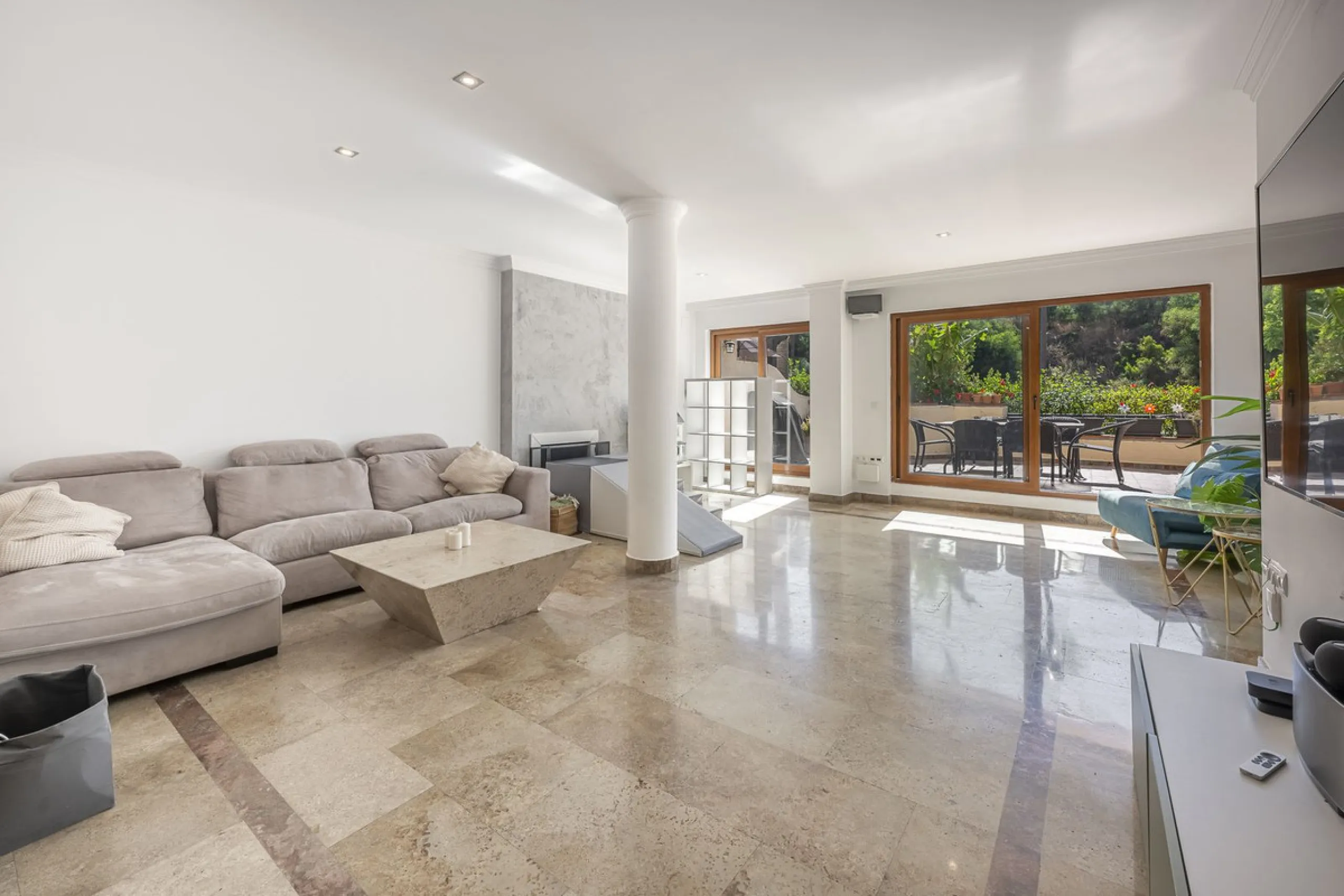Apartment - Ground Floor Apartment в продаже в Marbella, Málaga. В доме 3 спален и 3 ванных комнат. Площадь дома 216 м²