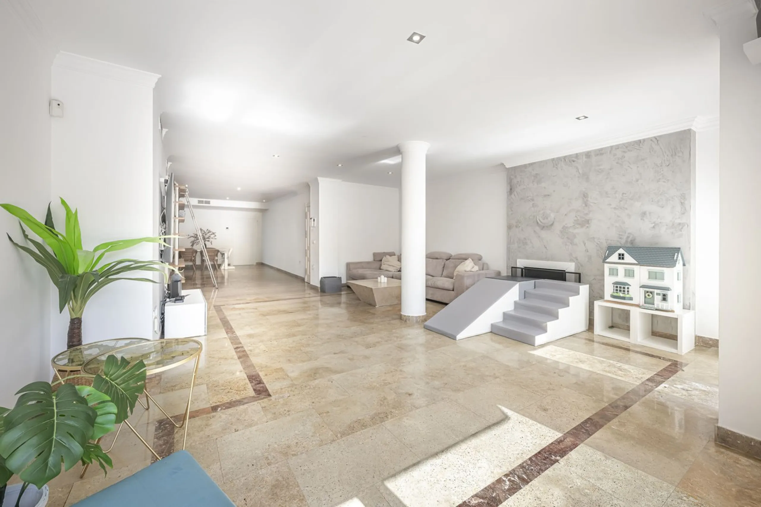 Apartment - Ground Floor Apartment в продаже в Marbella, Málaga. В доме 3 спален и 3 ванных комнат. Площадь дома 216 м²