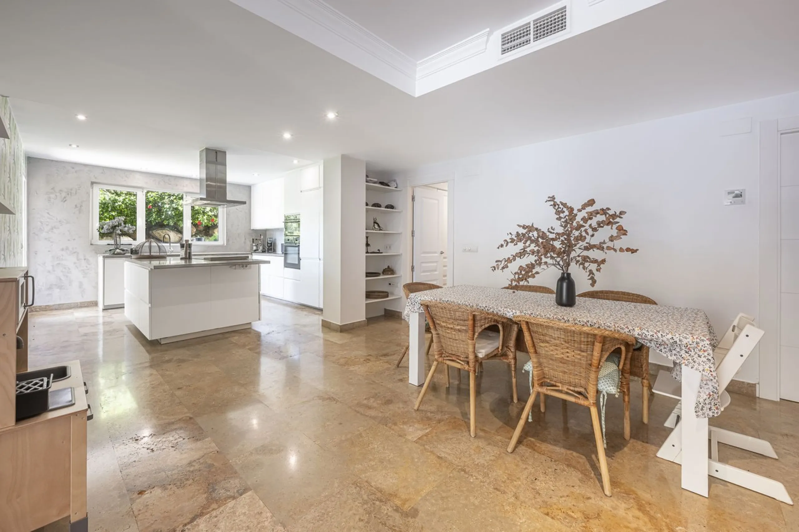 Apartment - Ground Floor Apartment в продаже в Marbella, Málaga. В доме 3 спален и 3 ванных комнат. Площадь дома 216 м²