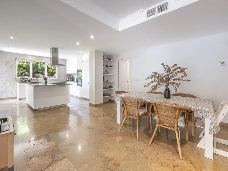 Apartment - Ground Floor Apartment в продаже в Marbella, Málaga. В доме 3 спален и 3 ванных комнат. Площадь дома 216 м²