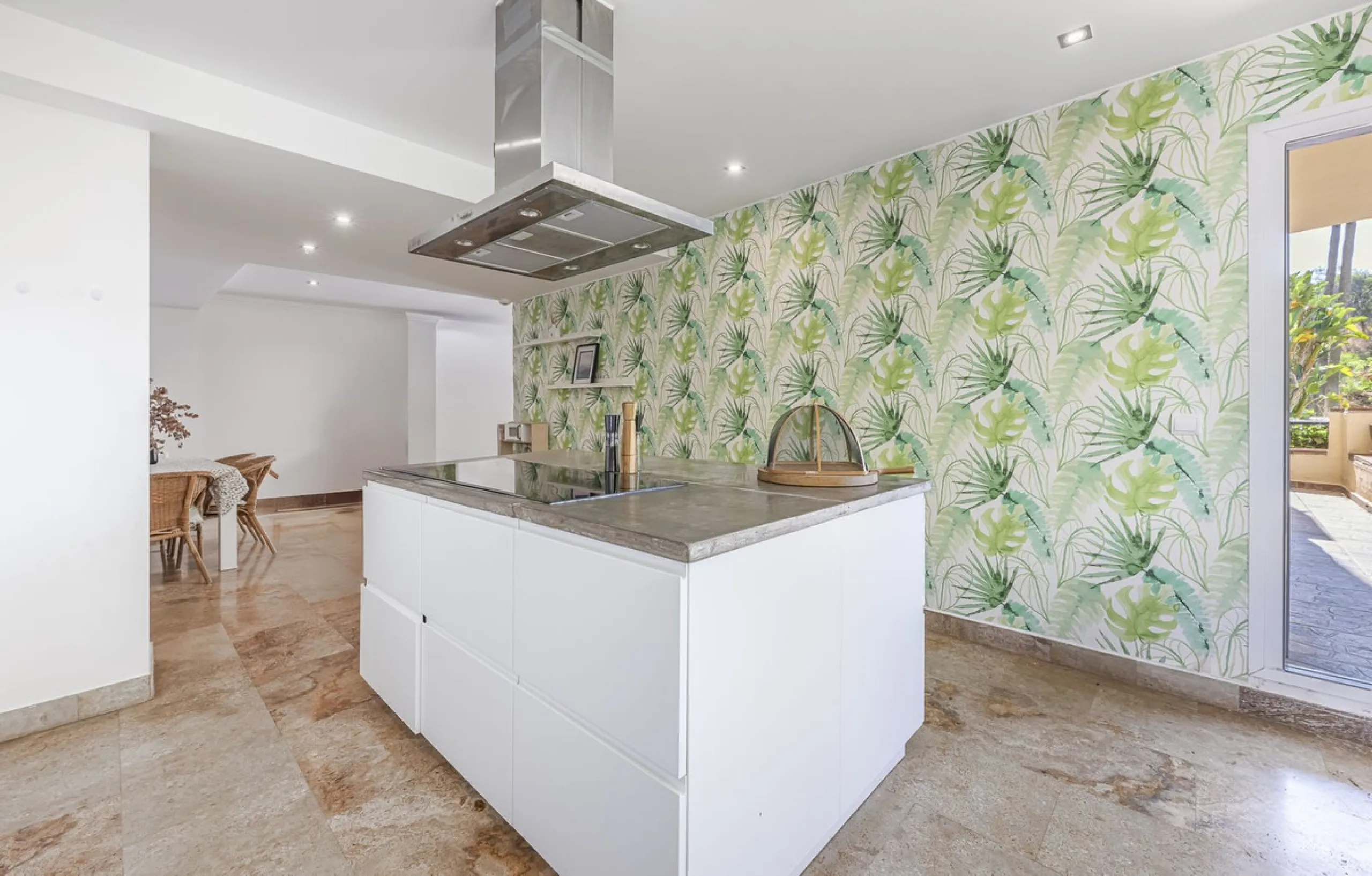 Apartment - Ground Floor Apartment в продаже в Marbella, Málaga. В доме 3 спален и 3 ванных комнат. Площадь дома 216 м²