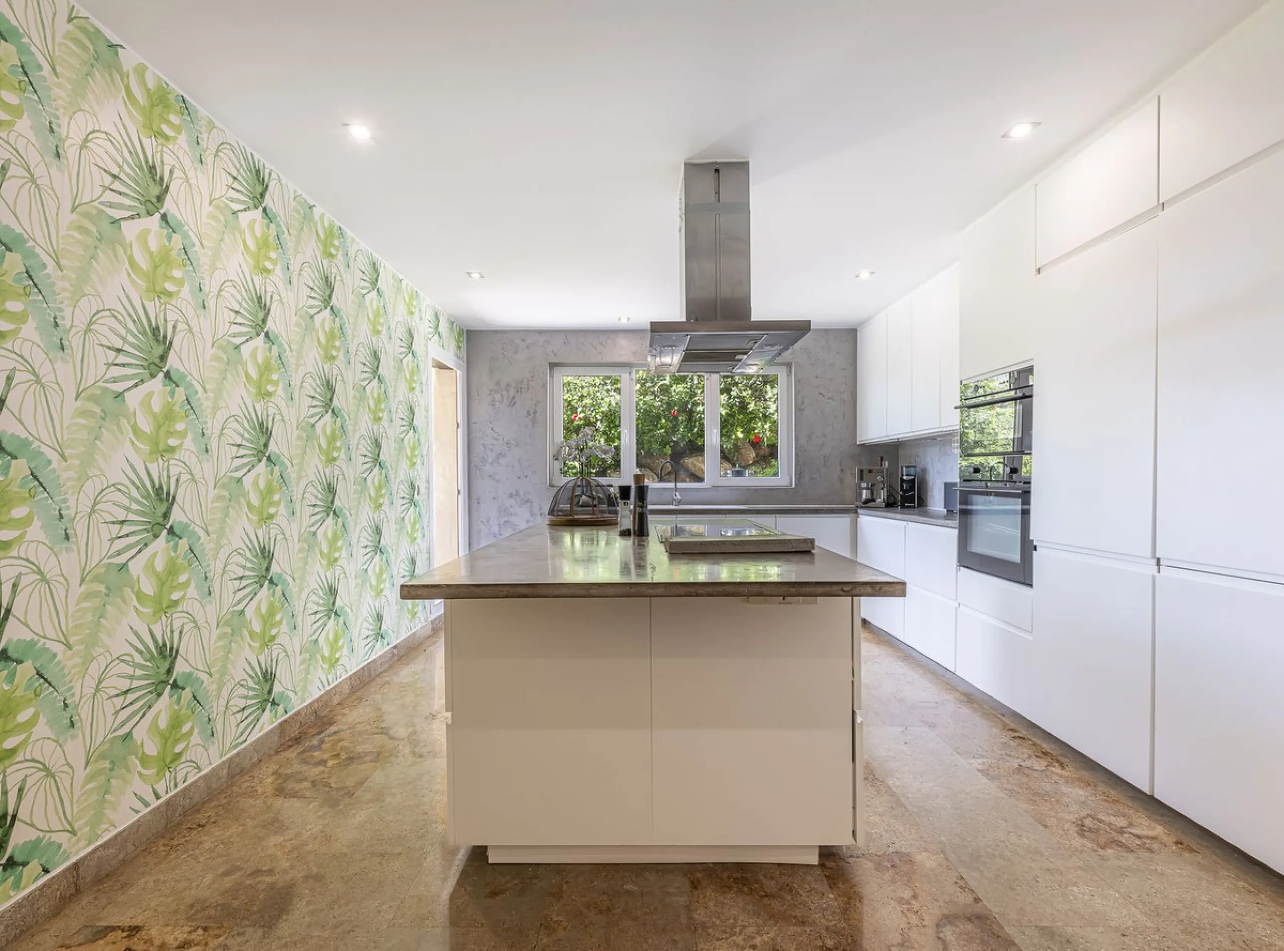 Apartment - Ground Floor Apartment в продаже в Marbella, Málaga. В доме 3 спален и 3 ванных комнат. Площадь дома 216 м²