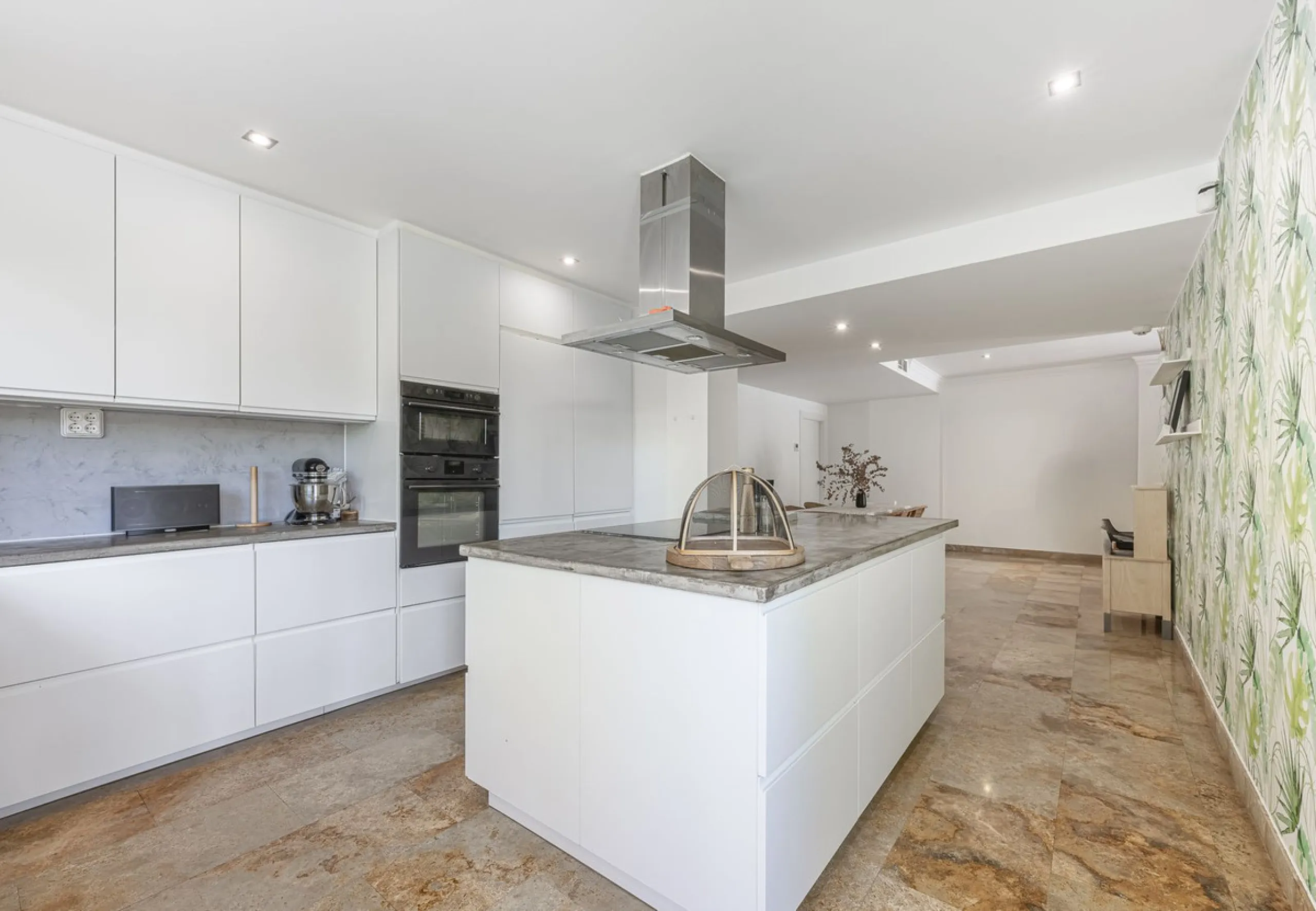 Apartment - Ground Floor Apartment в продаже в Marbella, Málaga. В доме 3 спален и 3 ванных комнат. Площадь дома 216 м²