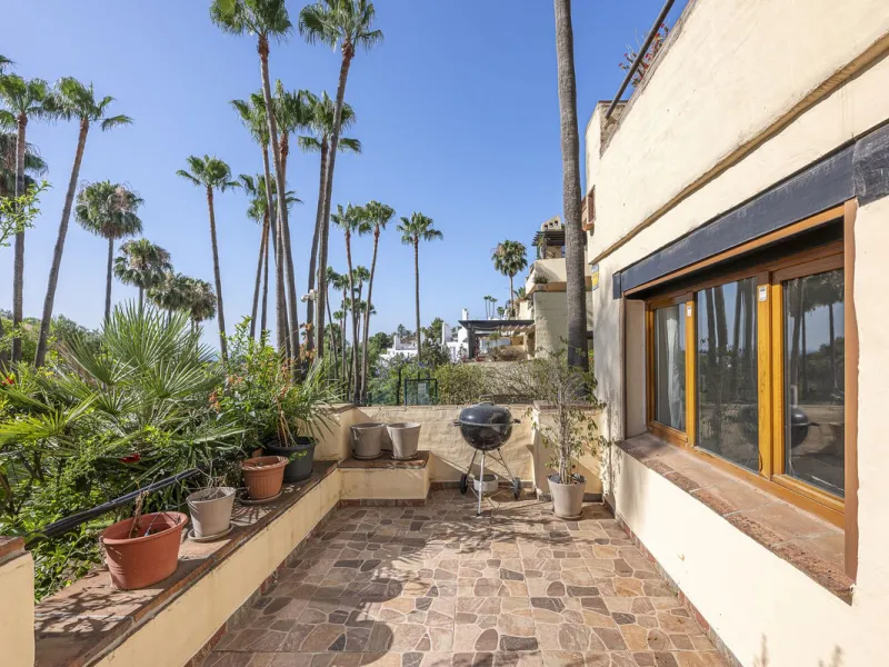 Apartment - Ground Floor Apartment в продаже в Marbella, Málaga. В доме 3 спален и 3 ванных комнат. Площадь дома 216 м²