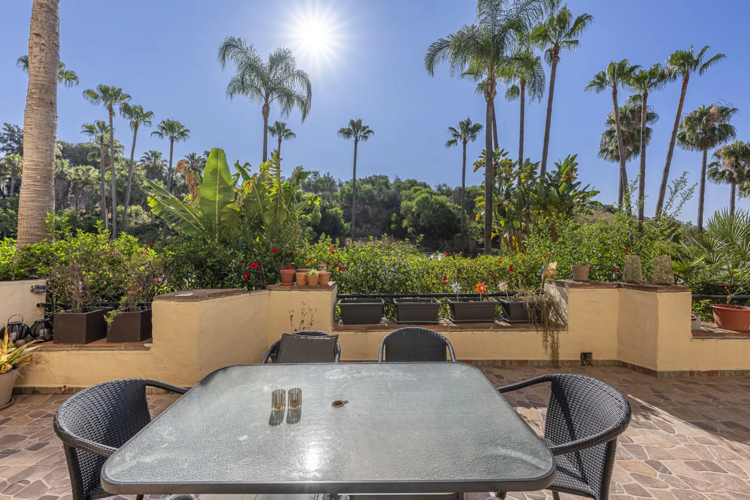 Apartment - Ground Floor Apartment в продаже в Marbella, Málaga. В доме 3 спален и 3 ванных комнат. Площадь дома 216 м²