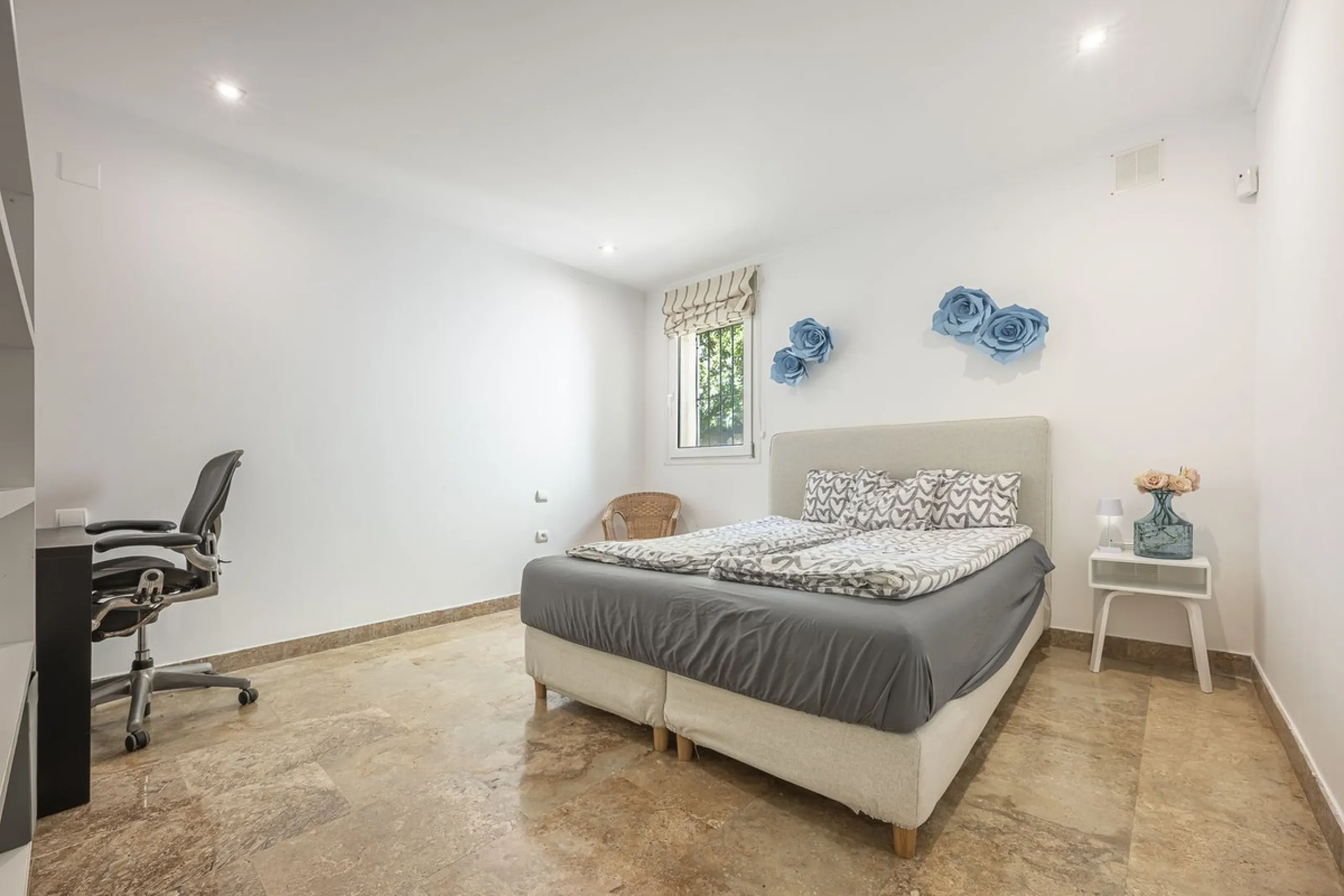 Apartment - Ground Floor Apartment в продаже в Marbella, Málaga. В доме 3 спален и 3 ванных комнат. Площадь дома 216 м²