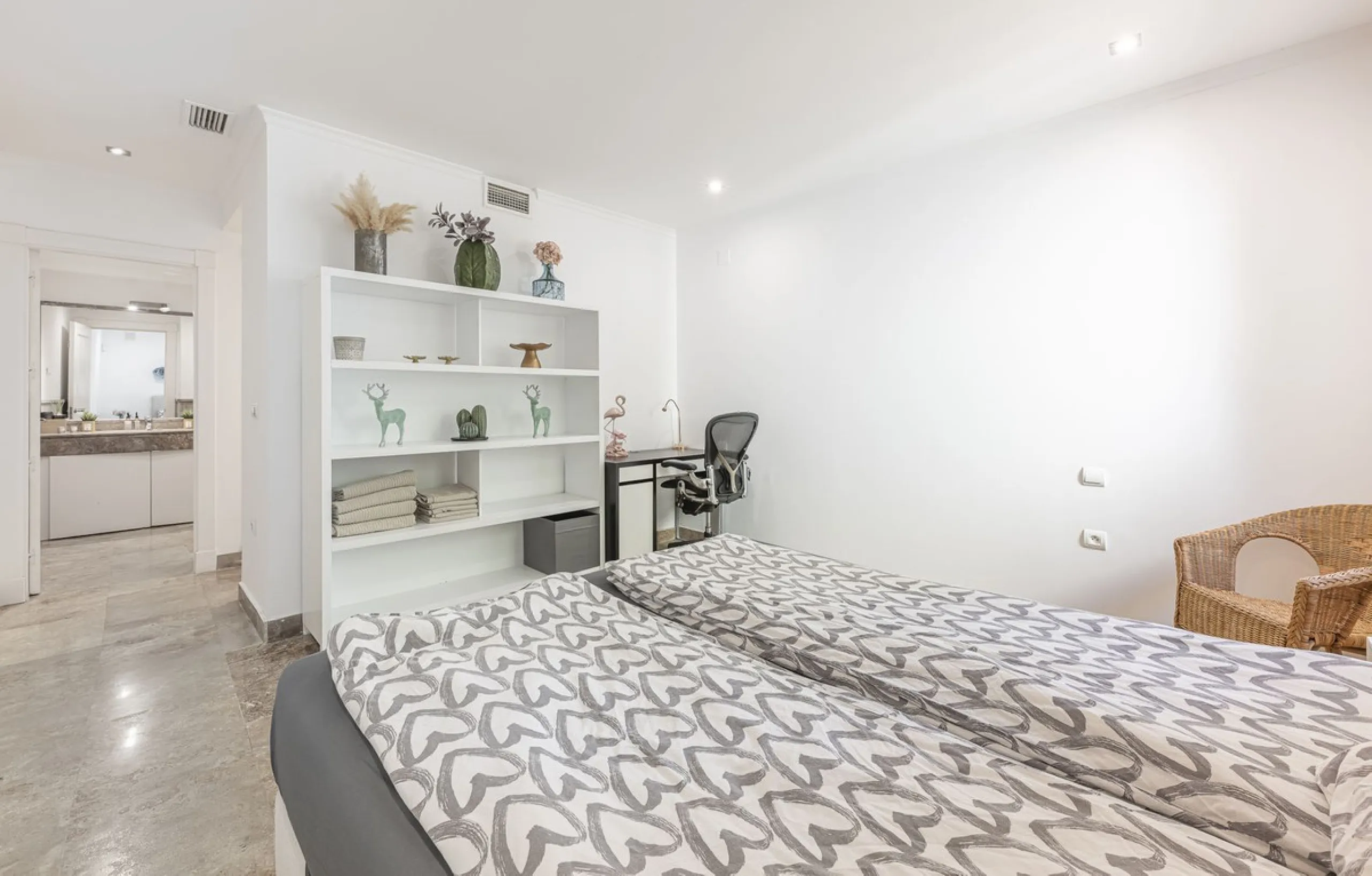 Apartment - Ground Floor Apartment в продаже в Marbella, Málaga. В доме 3 спален и 3 ванных комнат. Площадь дома 216 м²