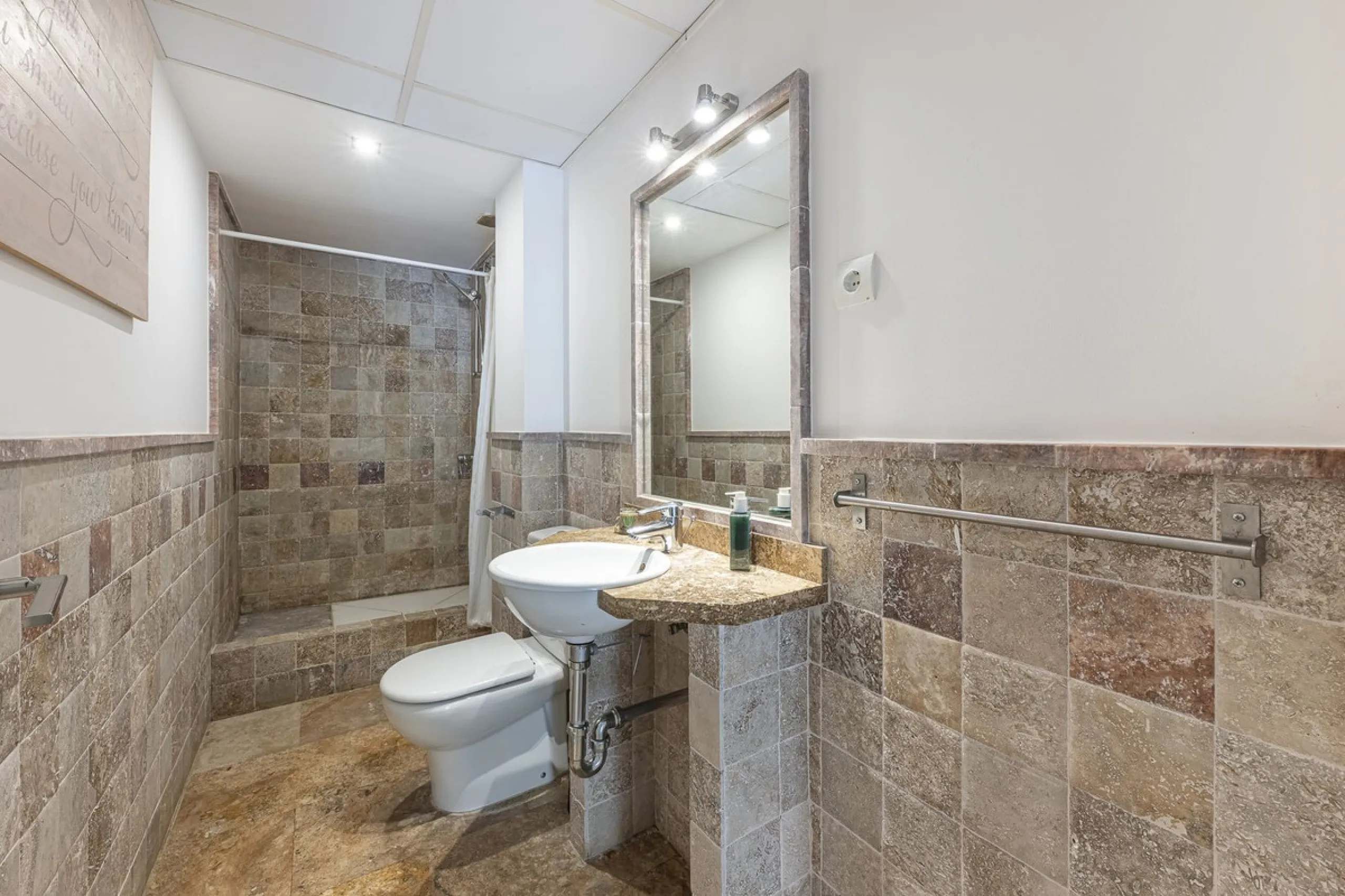 Apartment - Ground Floor Apartment в продаже в Marbella, Málaga. В доме 3 спален и 3 ванных комнат. Площадь дома 216 м²